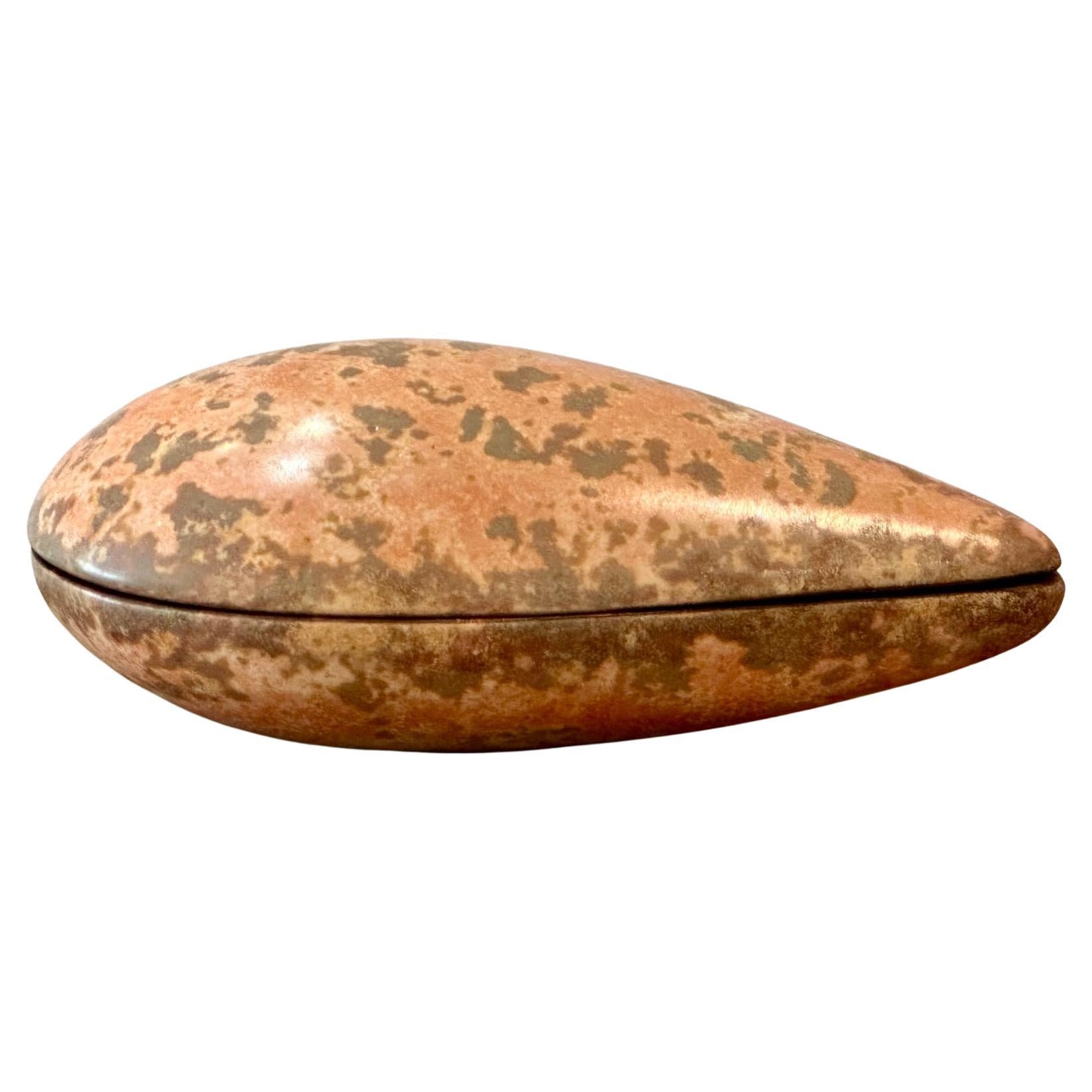 Scatola in ceramica a forma di conchiglia, unica nel suo genere, firmata da Hans Hedberg,  1960s in vendita
