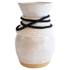 Vase en céramique unique n° 776, glaçure blanche, entourage en coton blanc/noir tissé