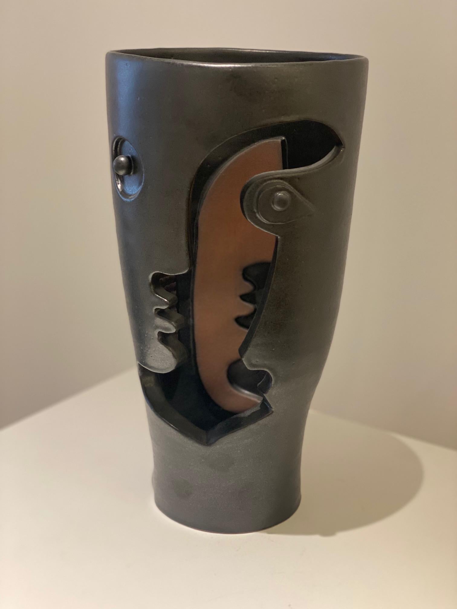 Dekorative Skulptur Vase in Ton mit stilisiertem Gesicht, handgefertigt und signiert von Französisch Keramiker Dalo.
Steingut mit satinschwarzer Emaille. Ein Unikat.
Maße: H 30 cm x L 15 cm.

