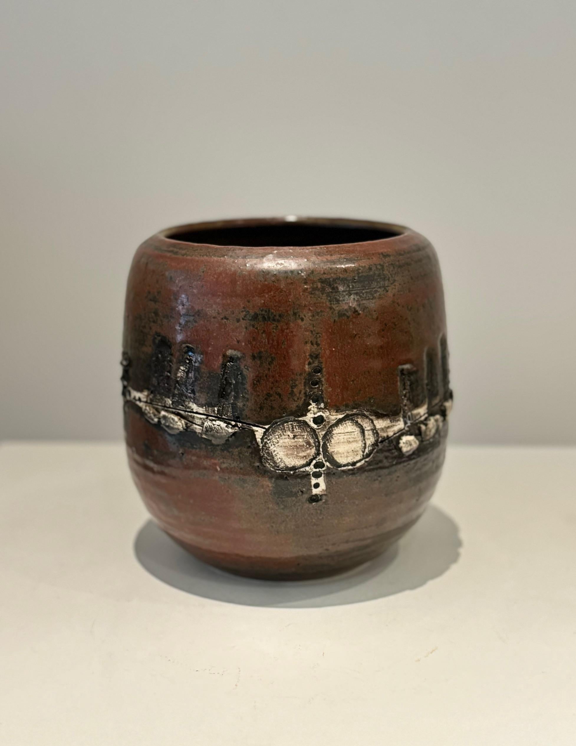 Vaso in ceramica scandinavo del Medioevo di Lisa Larson (1931-2024)
Firmato sul retro Lisa L e con il marchio della mano di Gustavsberg, Svezia 1960
Unico nel suo genere, arredamento brutalista,  Ottime condizioni
Altezza: 15 cm Diametro: 13 cm
