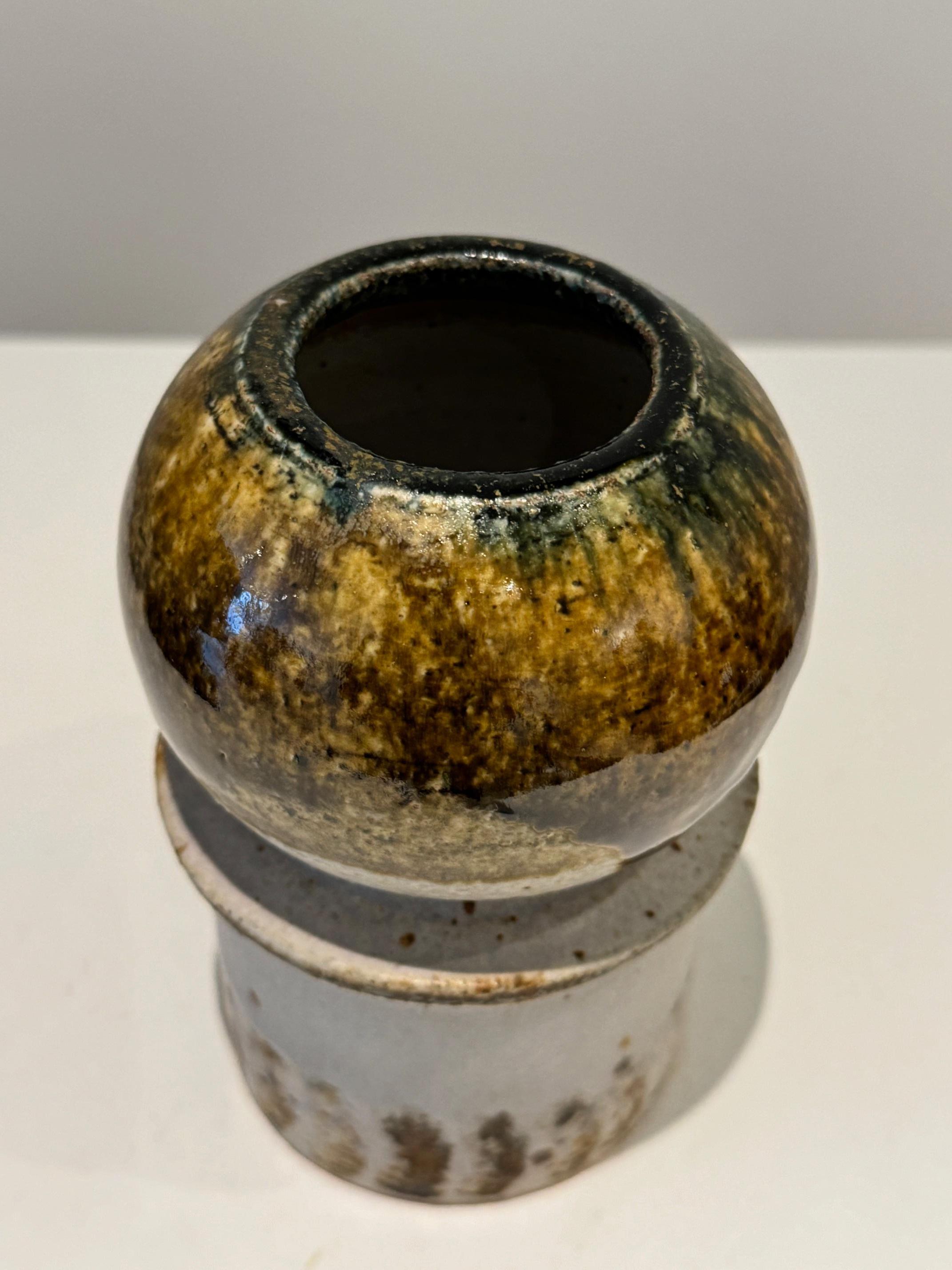 Vaso in ceramica scandinavo del Medioevo di Lisa Larson (1931-2024)
Firmato sul retro Lisa L e con il marchio della mano di Gustavsberg, Svezia 1960
Un arredamento unico nel suo genere,  Ottime condizioni
Altezza: 13 cm X Diametro 9 cm
