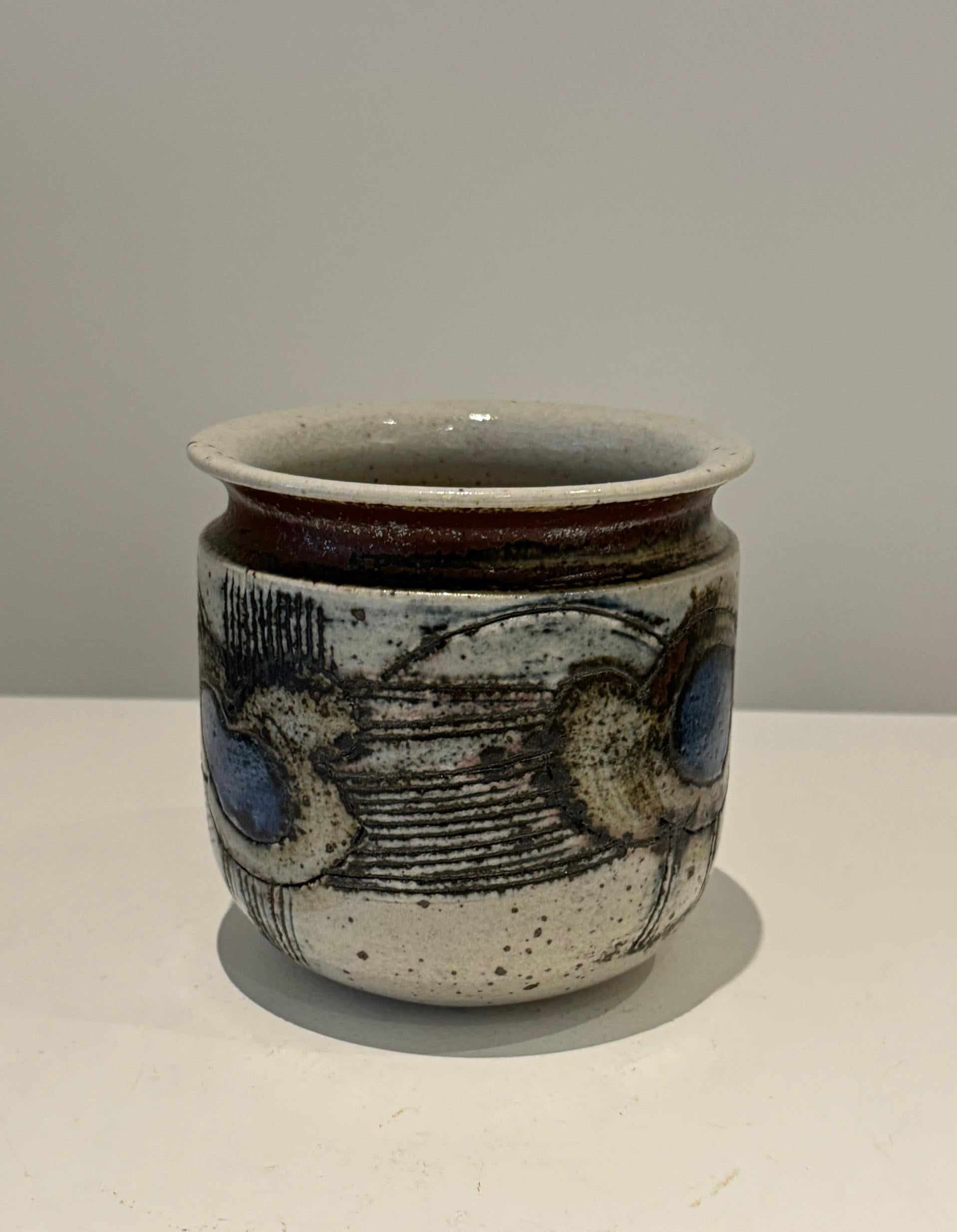 Skandinavische Keramikvase aus der Jahrhundertmitte von Lisa Larson (1931-2024)
Signiert auf der Rückseite Lisa L und mit dem Gustavsberg-Handzeichen, Schweden 1960er Jahre
Einzigartiges, abstraktes Dekor,  Guter Zustand
Höhe : 11 cm Durchmesser 11