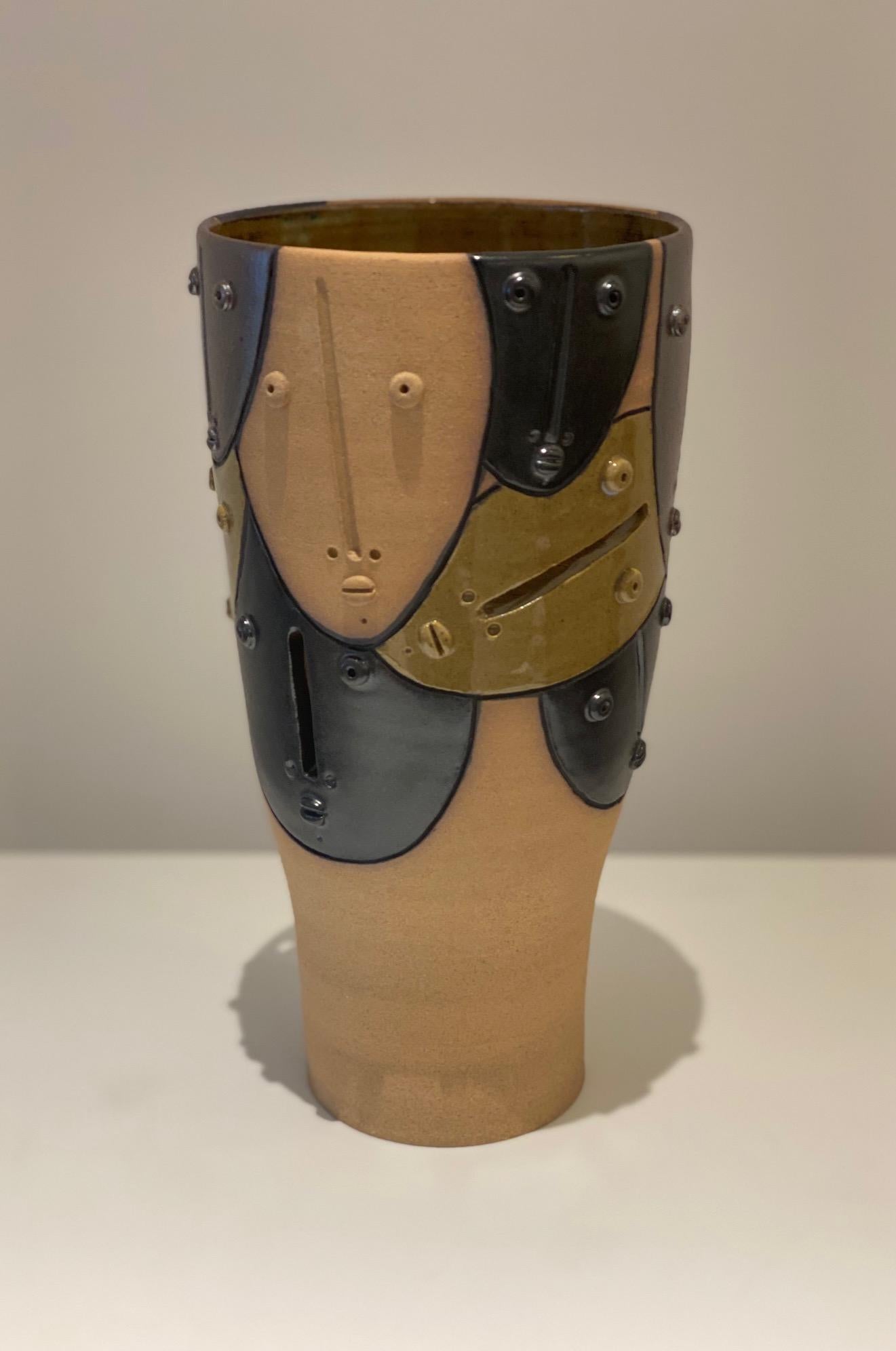 Dekorative Vase aus Ton mit stilisierten Gesichtern, handgefertigt und signiert vom französischen Keramiker Dalo
Steingut mit satinierter schwarzer/grauer/beiger Emaillierung. Einzigartig
Maße: H 24 cm x L 13 cm.
Eine größere Vase ist ebenfalls