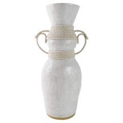 Vaso unico in ceramica e fibra intrecciata #834, smalto bianco e dettagli in cotone