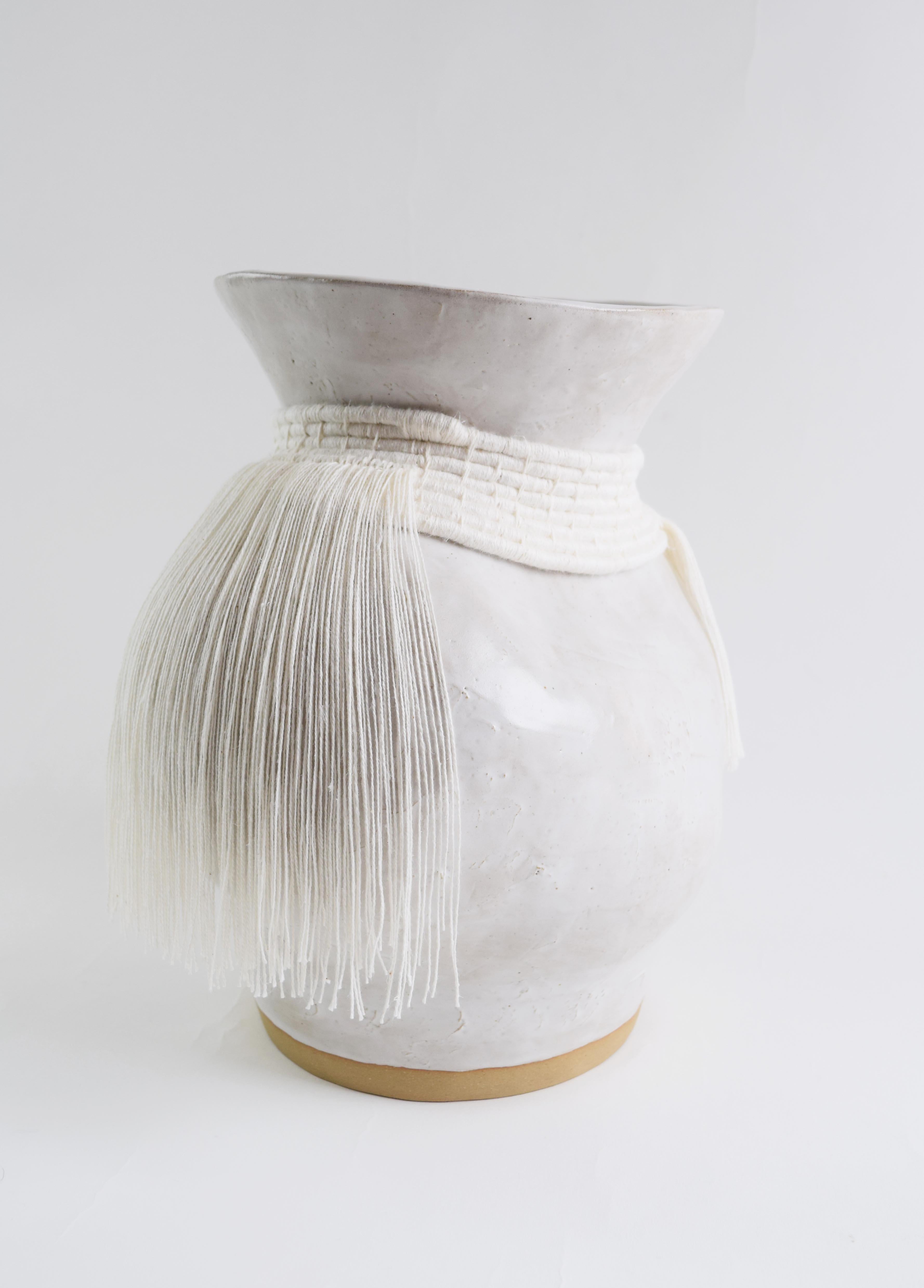 Organico moderno Vaso unico in ceramica e fibra intrecciata #842 - Smalto bianco satinato e cotone bianco in vendita
