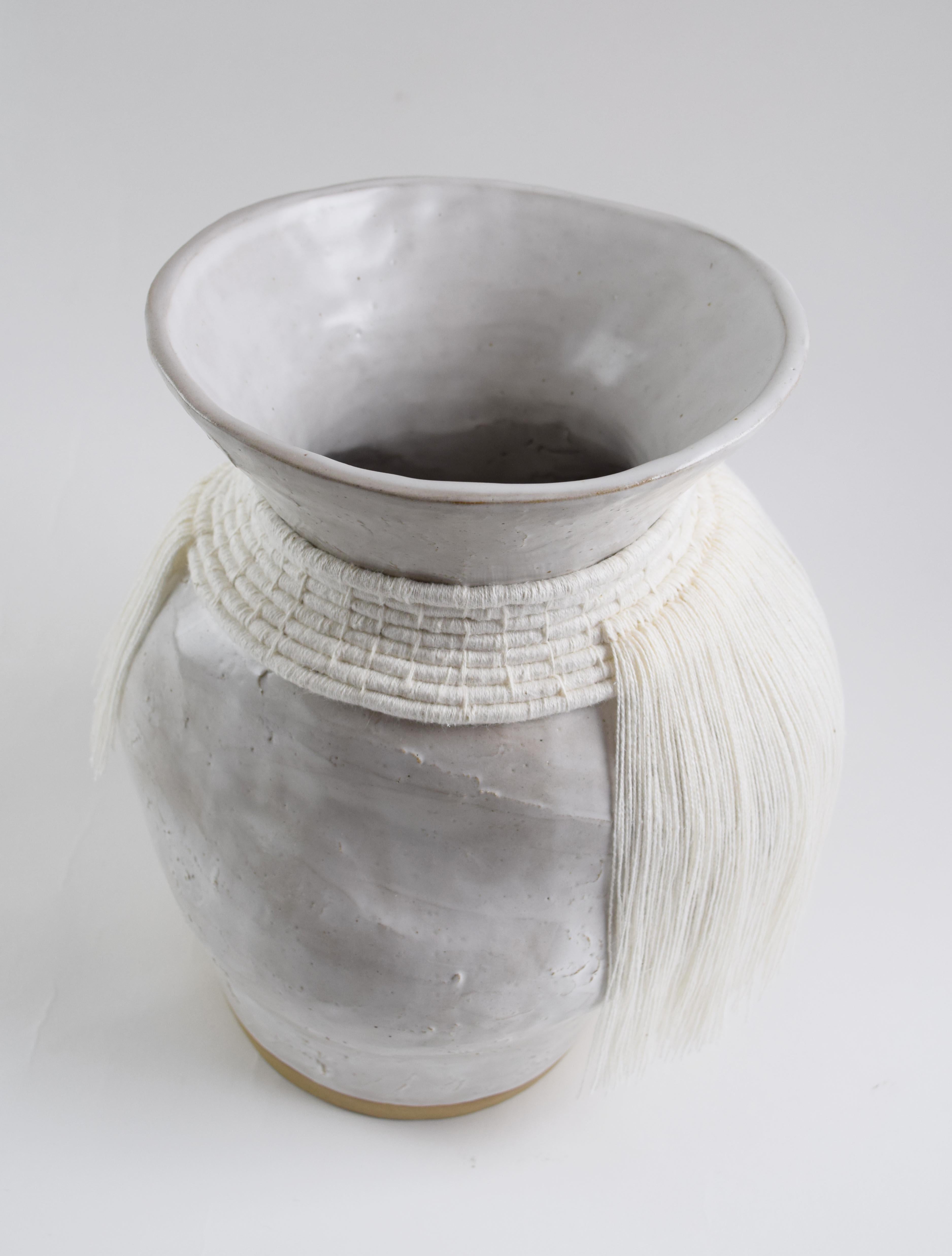 Americano Vaso unico in ceramica e fibra intrecciata #842 - Smalto bianco satinato e cotone bianco in vendita
