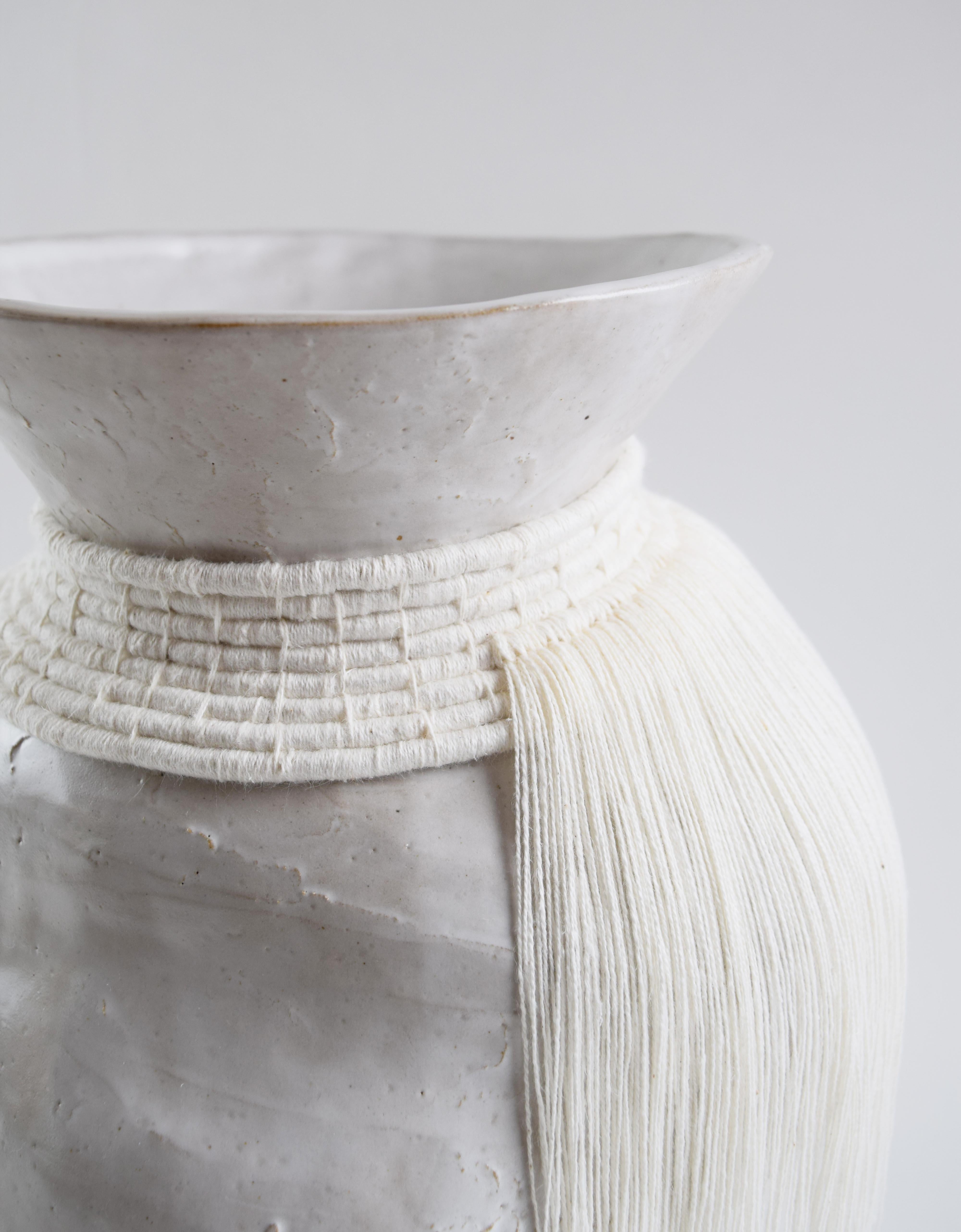 Fatto a mano Vaso unico in ceramica e fibra intrecciata #842 - Smalto bianco satinato e cotone bianco in vendita