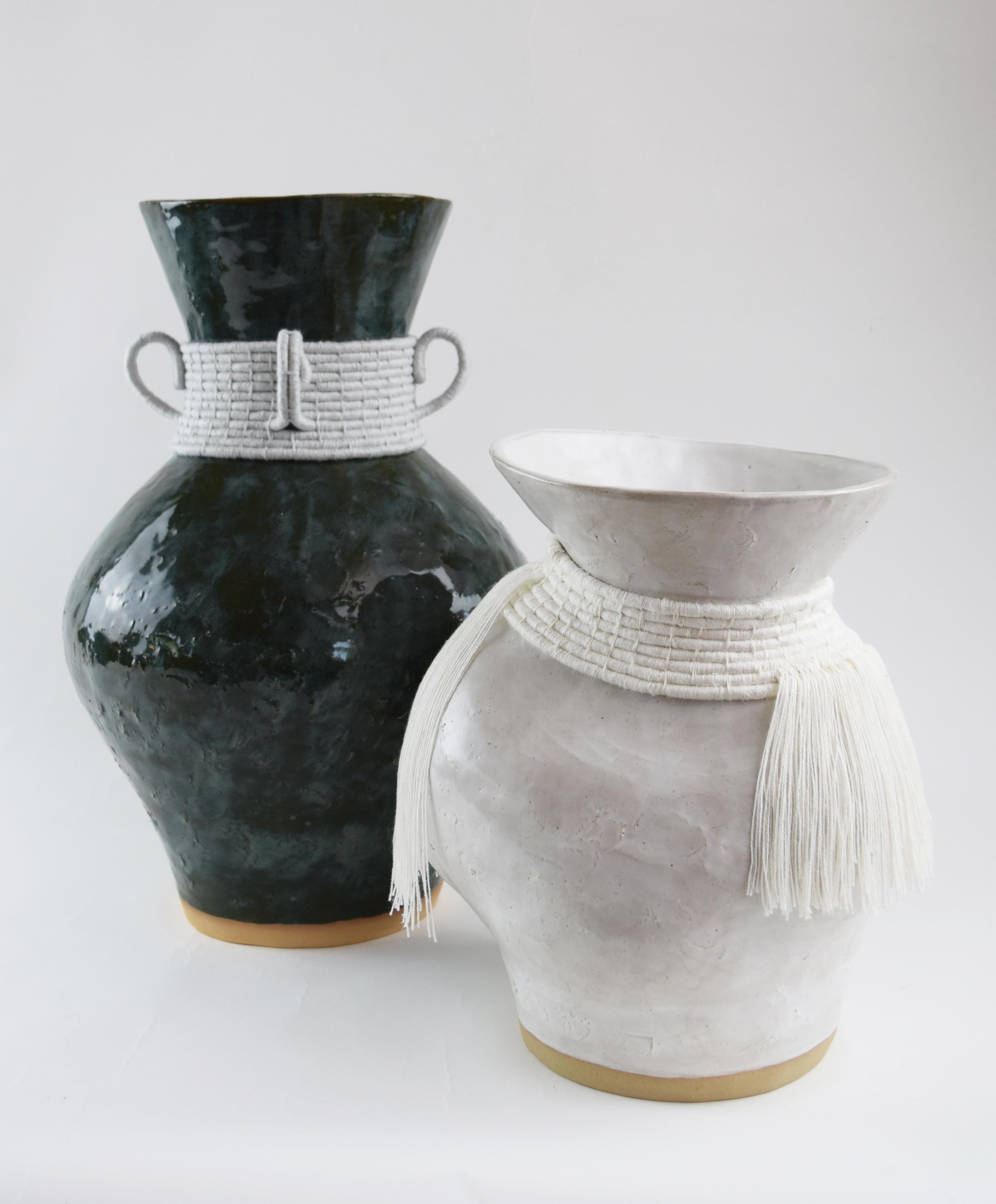 Vaso unico in ceramica e fibra intrecciata #842 - Smalto bianco satinato e cotone bianco In condizioni Nuovo in vendita a Proctorsville, VT