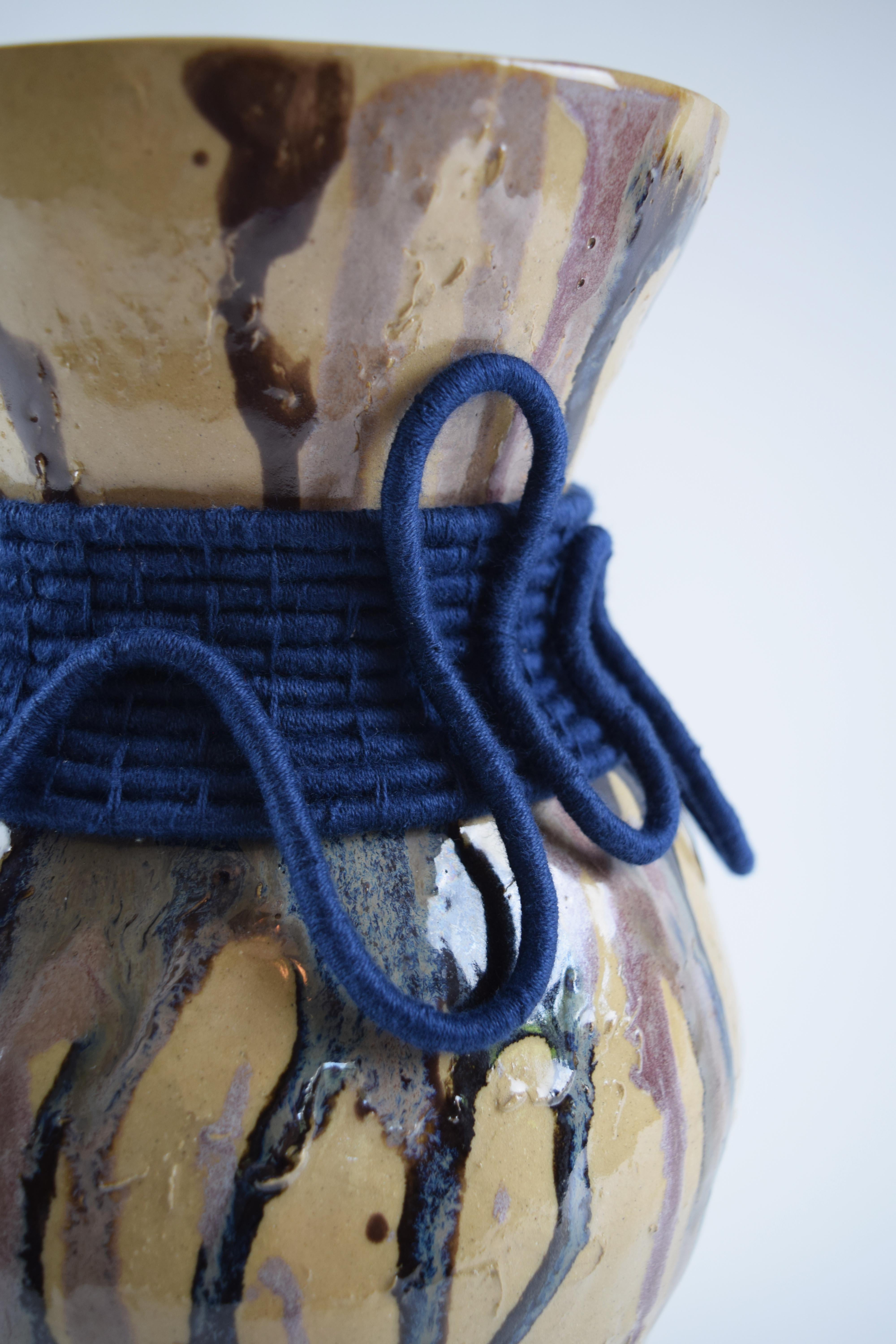 Organico moderno Vaso in ceramica e fibra intrecciata unico nel suo genere #843 - Smalto a goccia e cotone blu navy in vendita