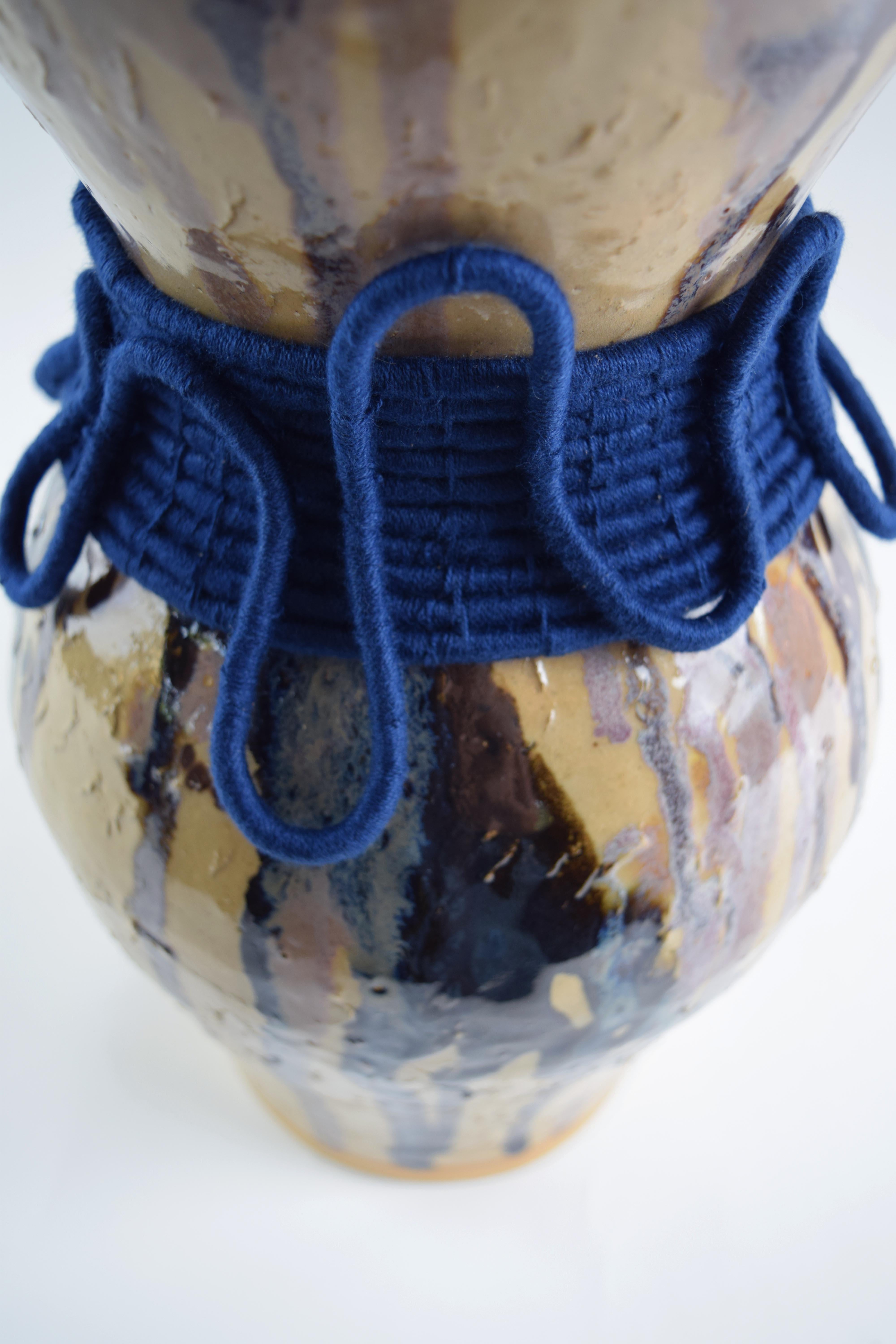 Americano Vaso in ceramica e fibra intrecciata unico nel suo genere #843 - Smalto a goccia e cotone blu navy in vendita
