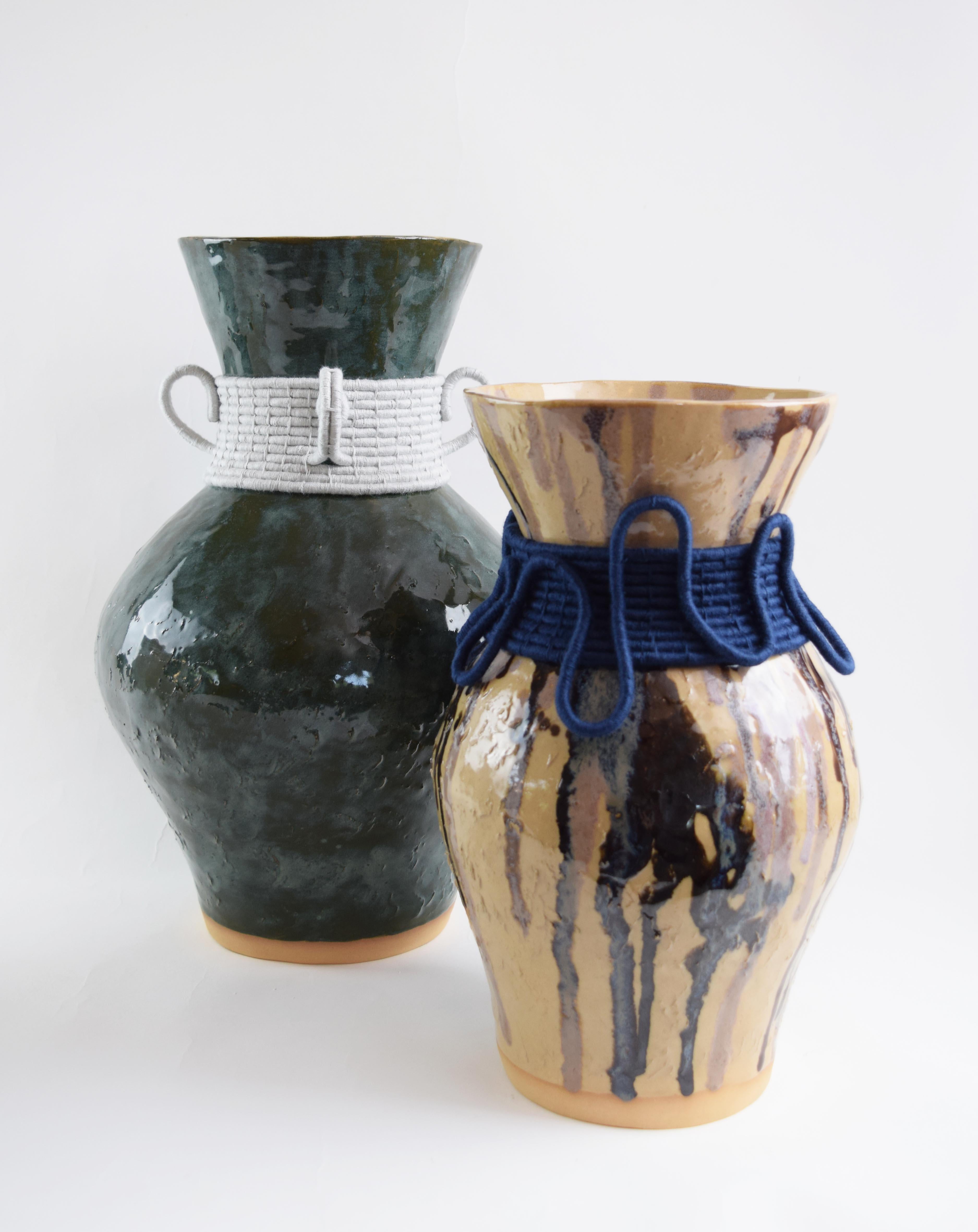 Fatto a mano Vaso in ceramica e fibra intrecciata unico nel suo genere #843 - Smalto a goccia e cotone blu navy in vendita
