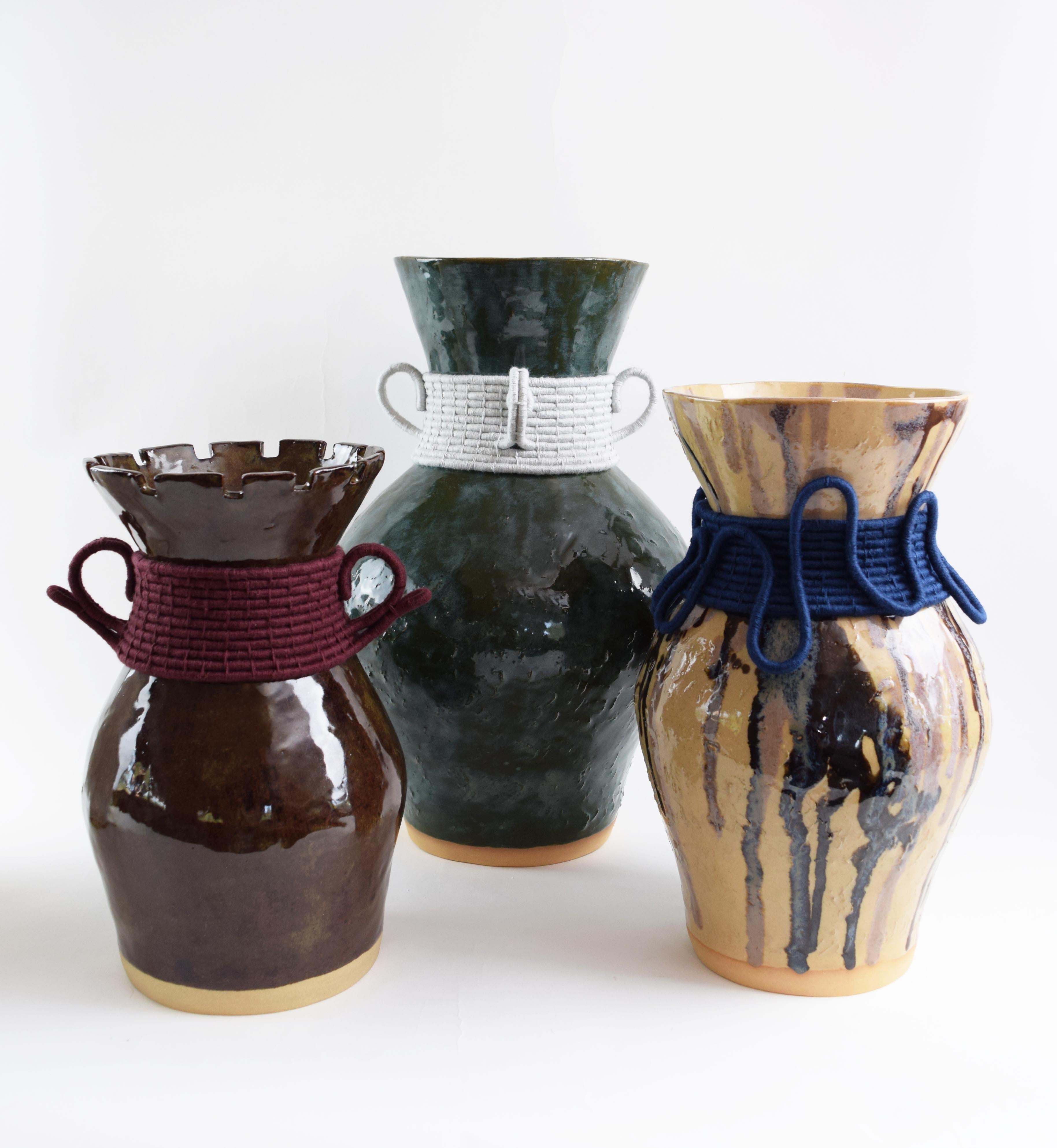 XXI secolo e contemporaneo Vaso in ceramica e fibra intrecciata unico nel suo genere #843 - Smalto a goccia e cotone blu navy in vendita