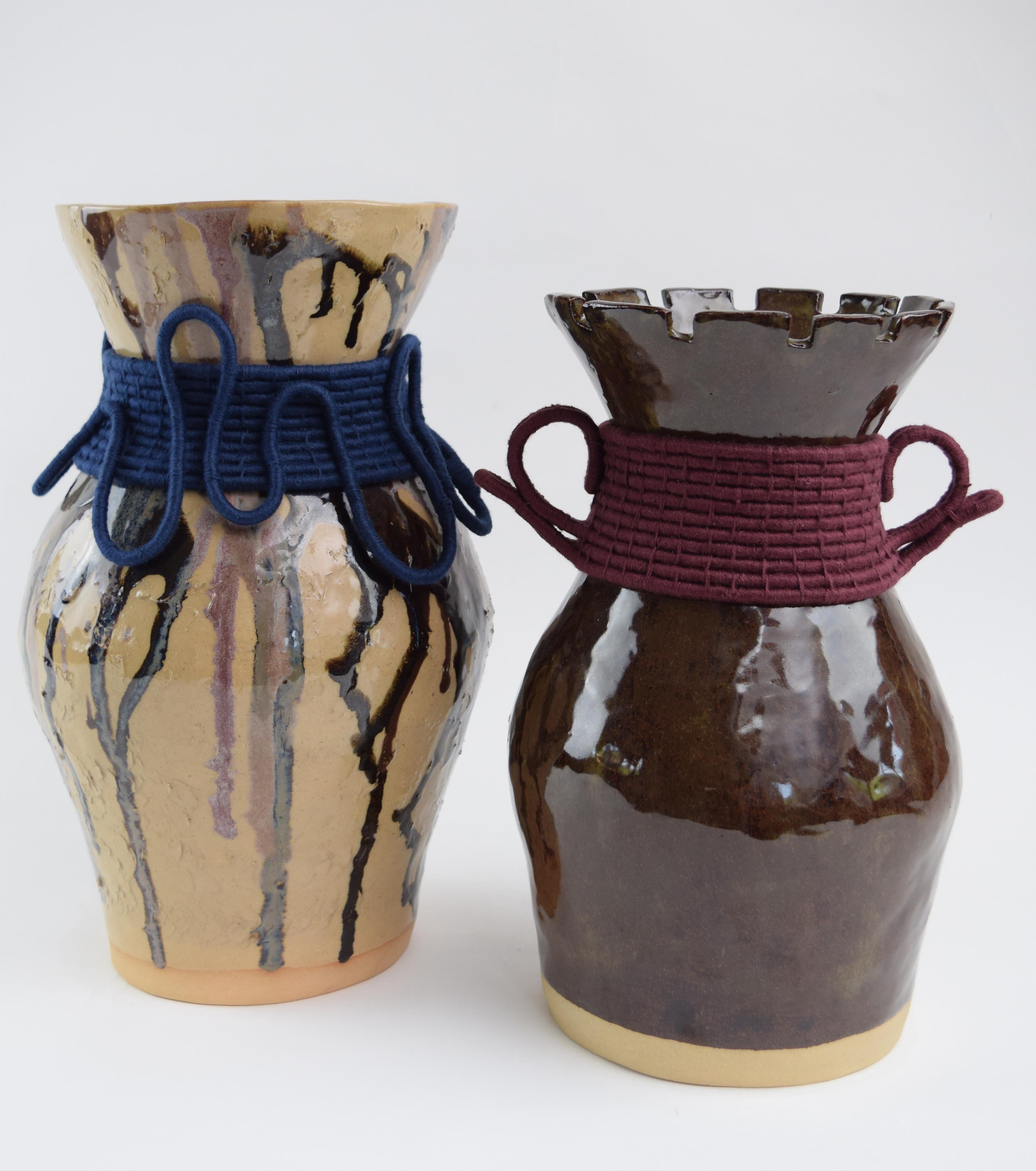 Ceramica Vaso in ceramica e fibra intrecciata unico nel suo genere #843 - Smalto a goccia e cotone blu navy in vendita