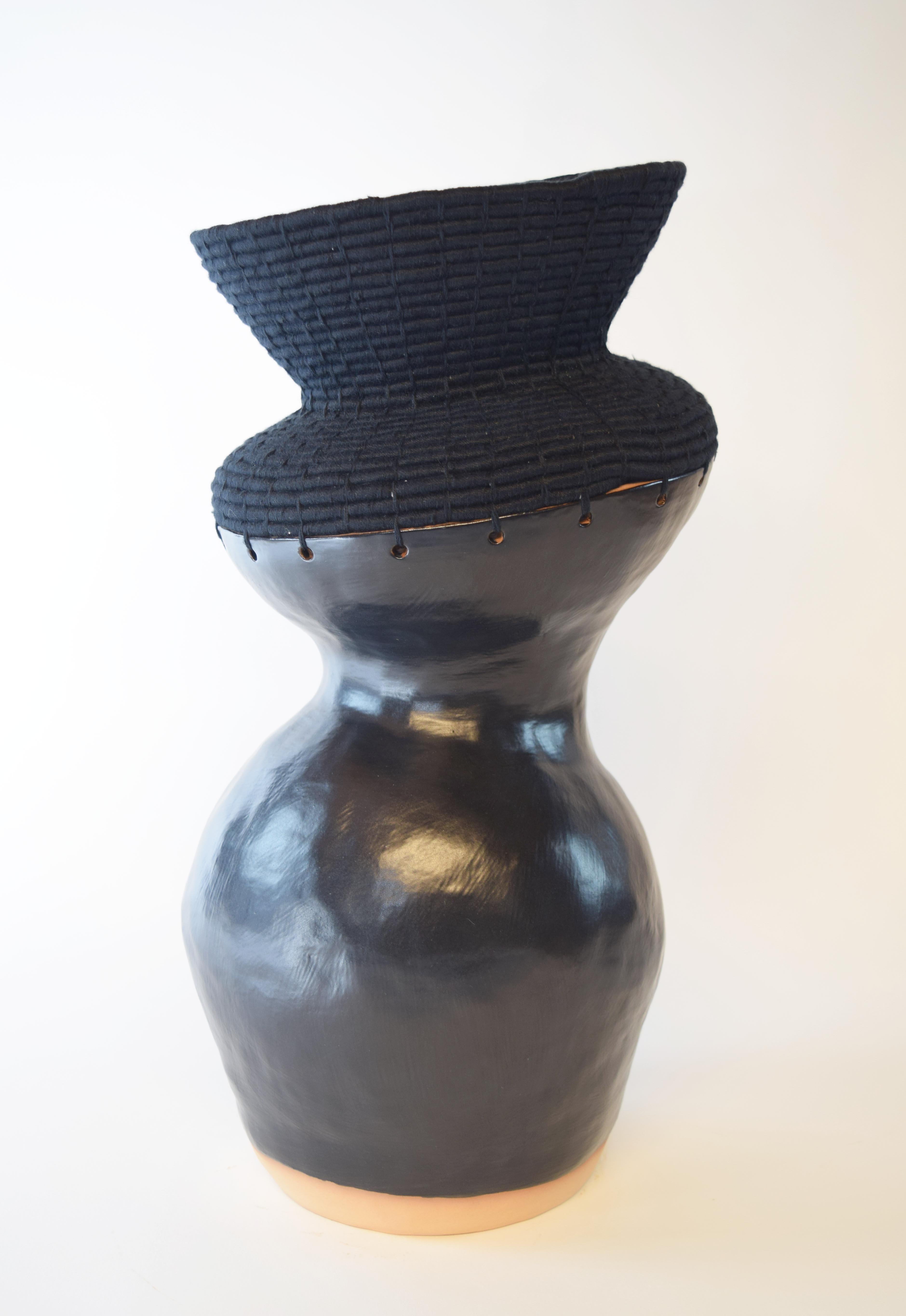 Organique Vase unique en céramique et fibre tissée #761, glaçure noire satinée, coton noir en vente
