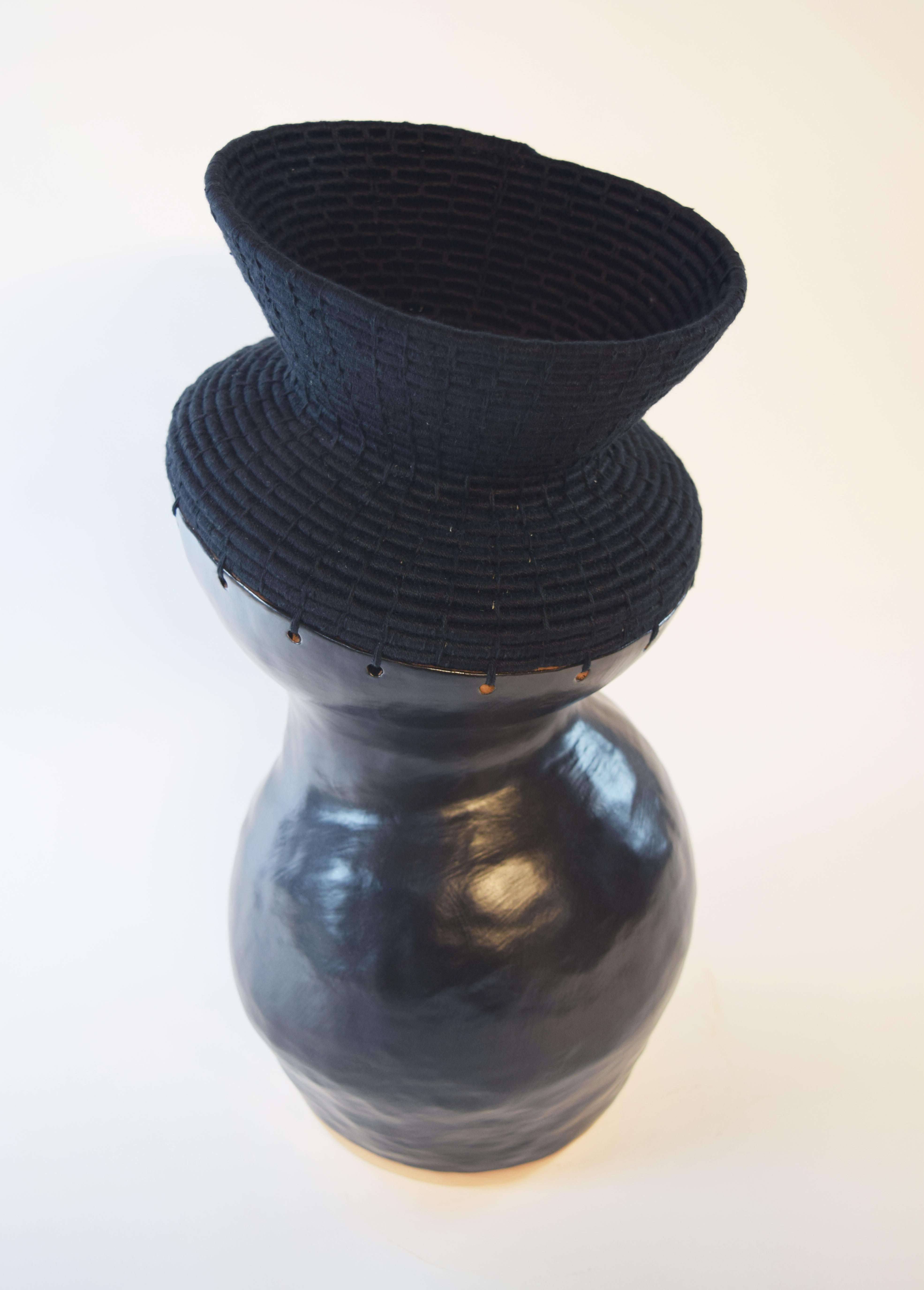 Einzigartiges Keramik- und gewebtes Fasergefäß #761, schwarze satinierte Glasur, schwarze Baumwolle, schwarze Baumwolle (Handgefertigt) im Angebot