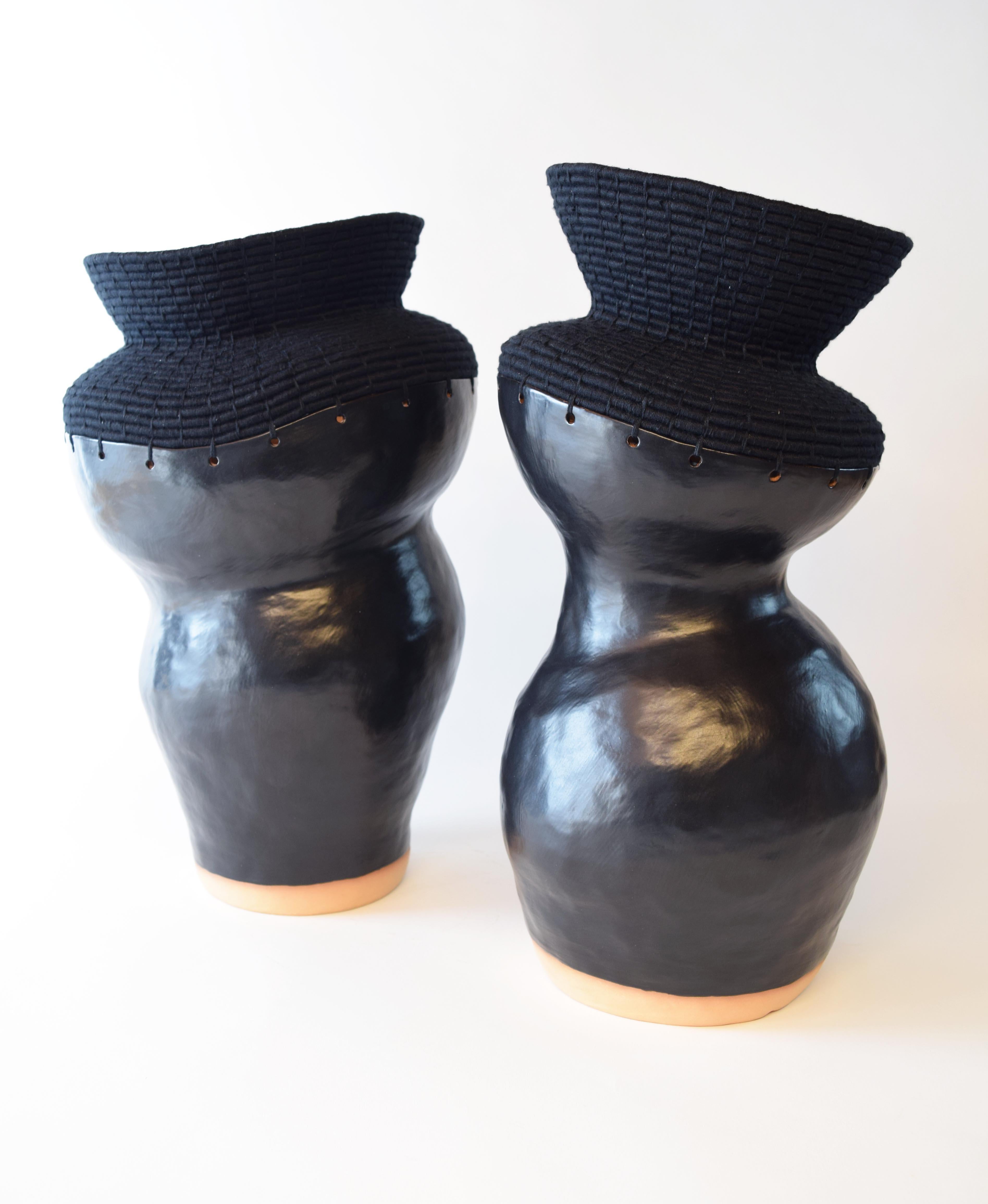 XXIe siècle et contemporain Vase unique en céramique et fibre tissée #761, glaçure noire satinée, coton noir en vente