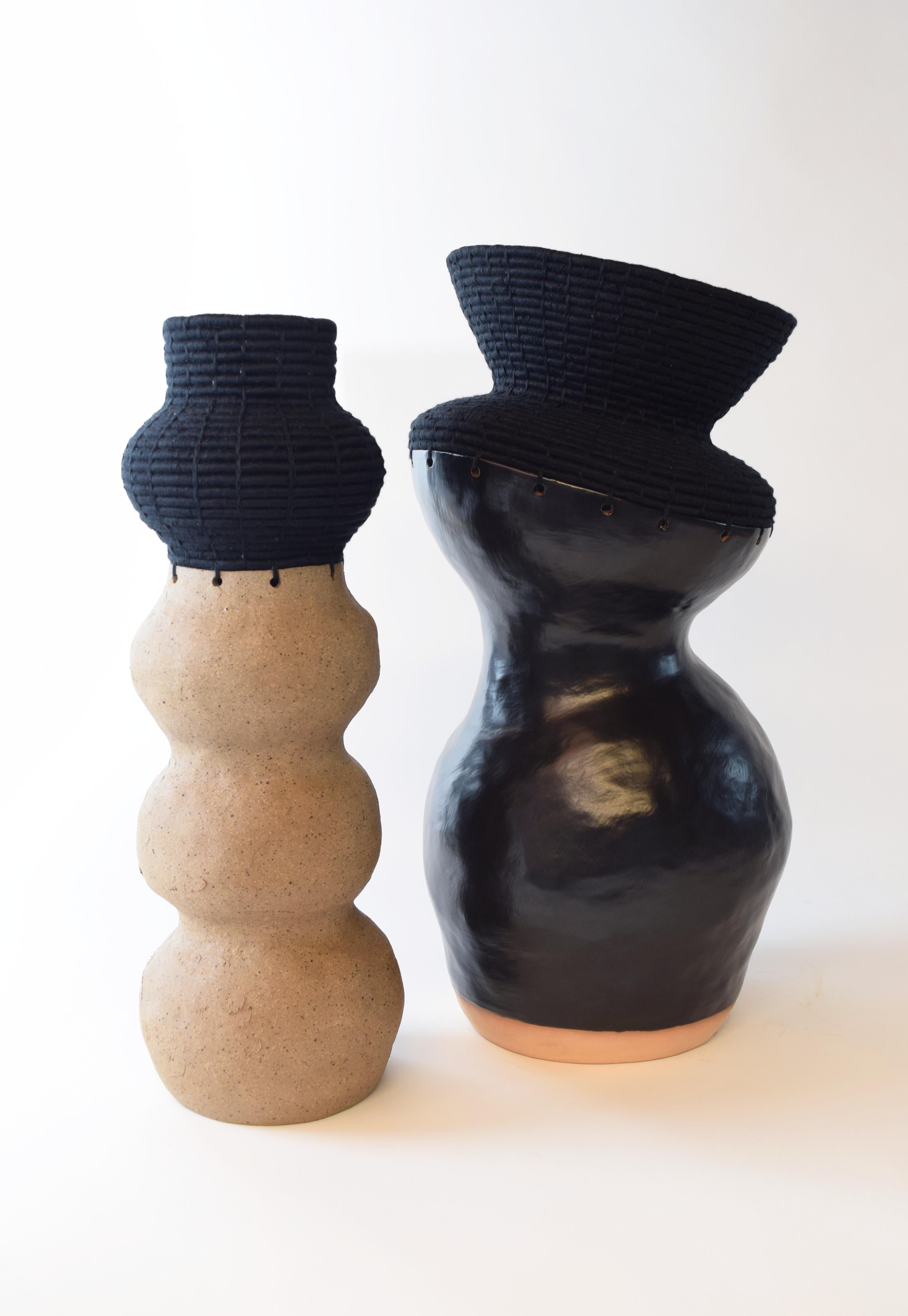 Einzigartiges Keramik- und gewebtes Fasergefäß #761, schwarze satinierte Glasur, schwarze Baumwolle, schwarze Baumwolle im Angebot 1