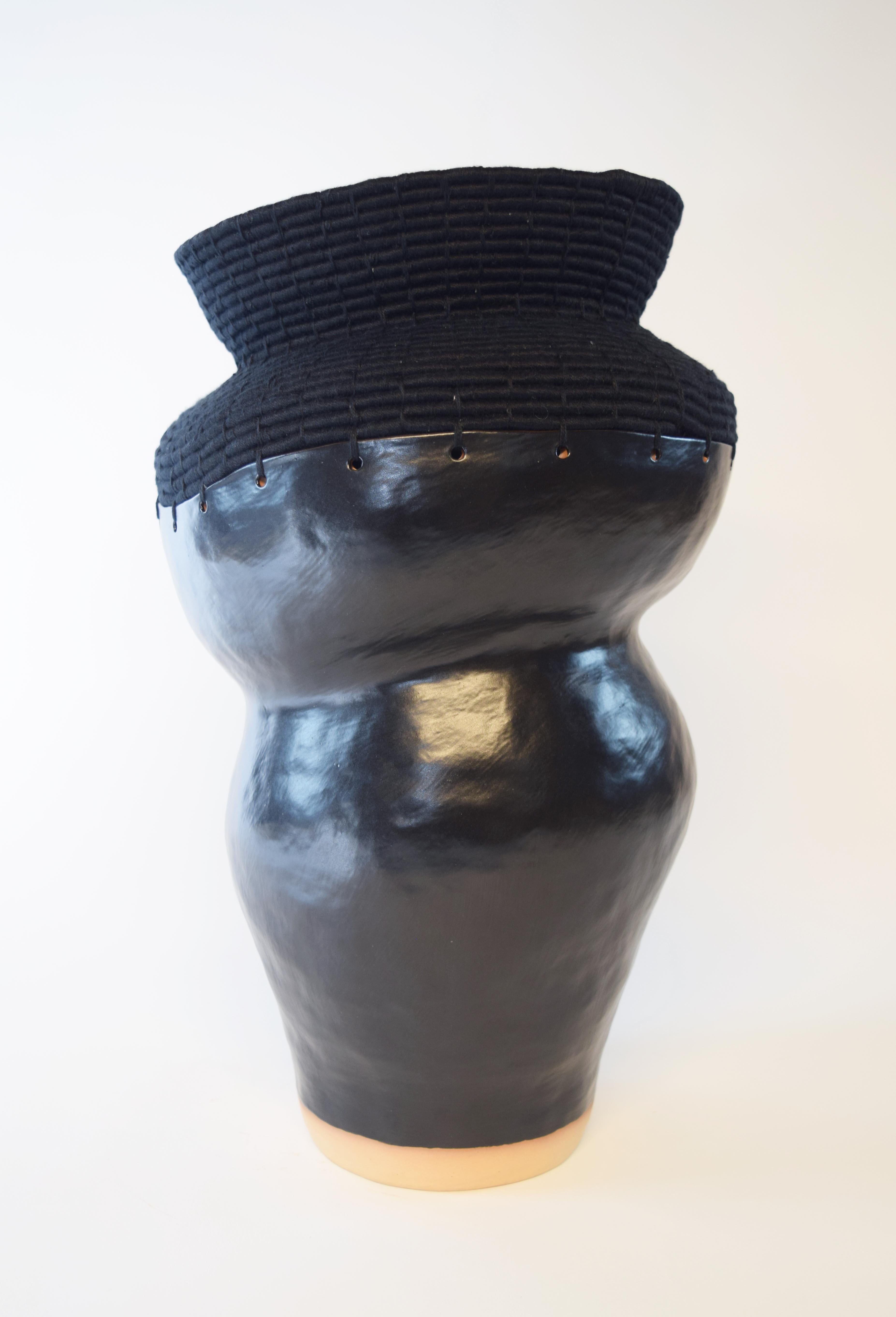 Einzigartiges Gefäß #762 von Karen Gayle Tinney

Handgeformter Sockel aus Steinzeug mit mattschwarzer Glasur. Der obere Teil ist aus schwarzer Baumwolle gewebt.

18 
