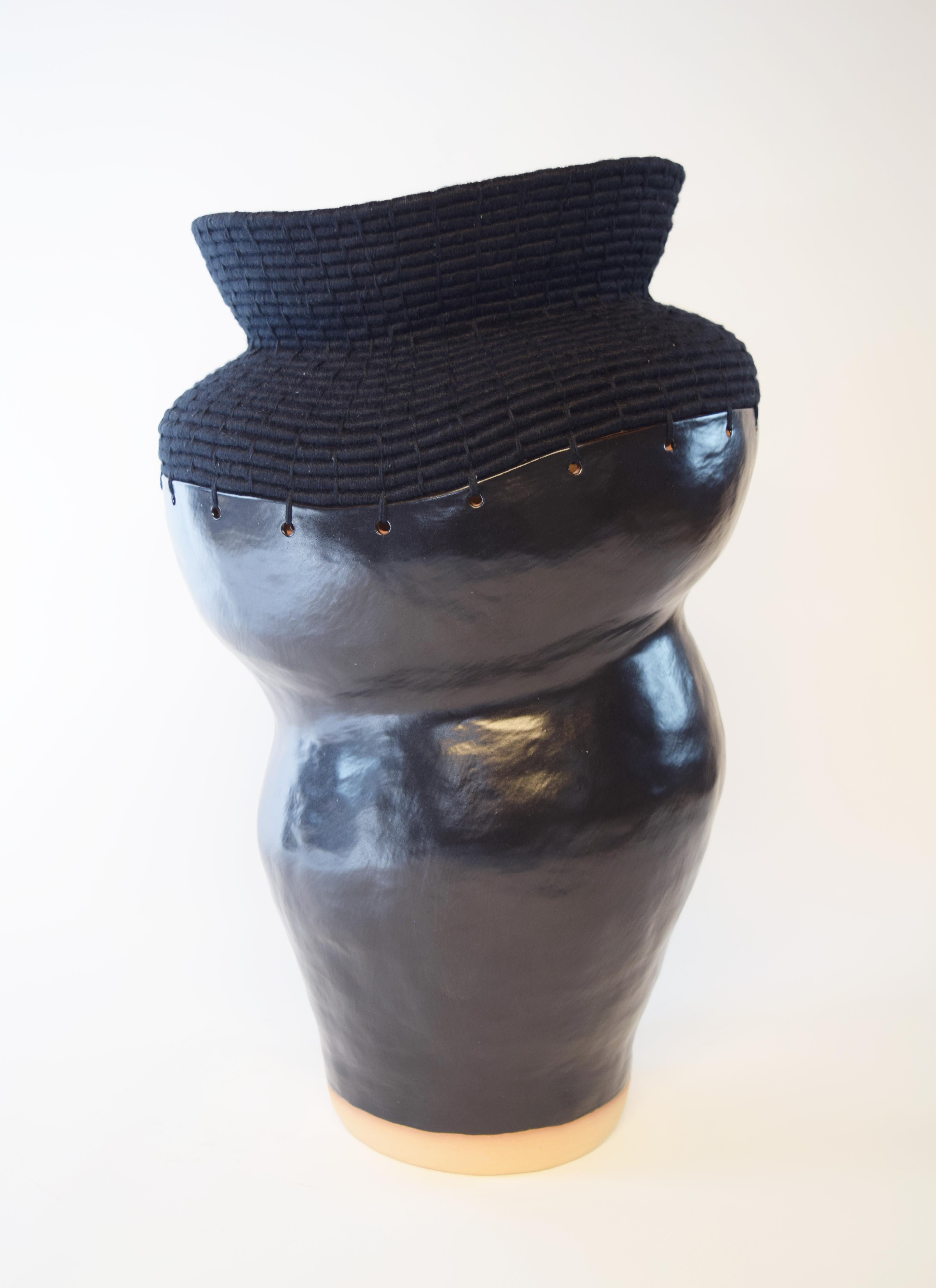 Organique Vase unique en céramique et fibre tissée #762, glaçure noire satinée, coton noir en vente