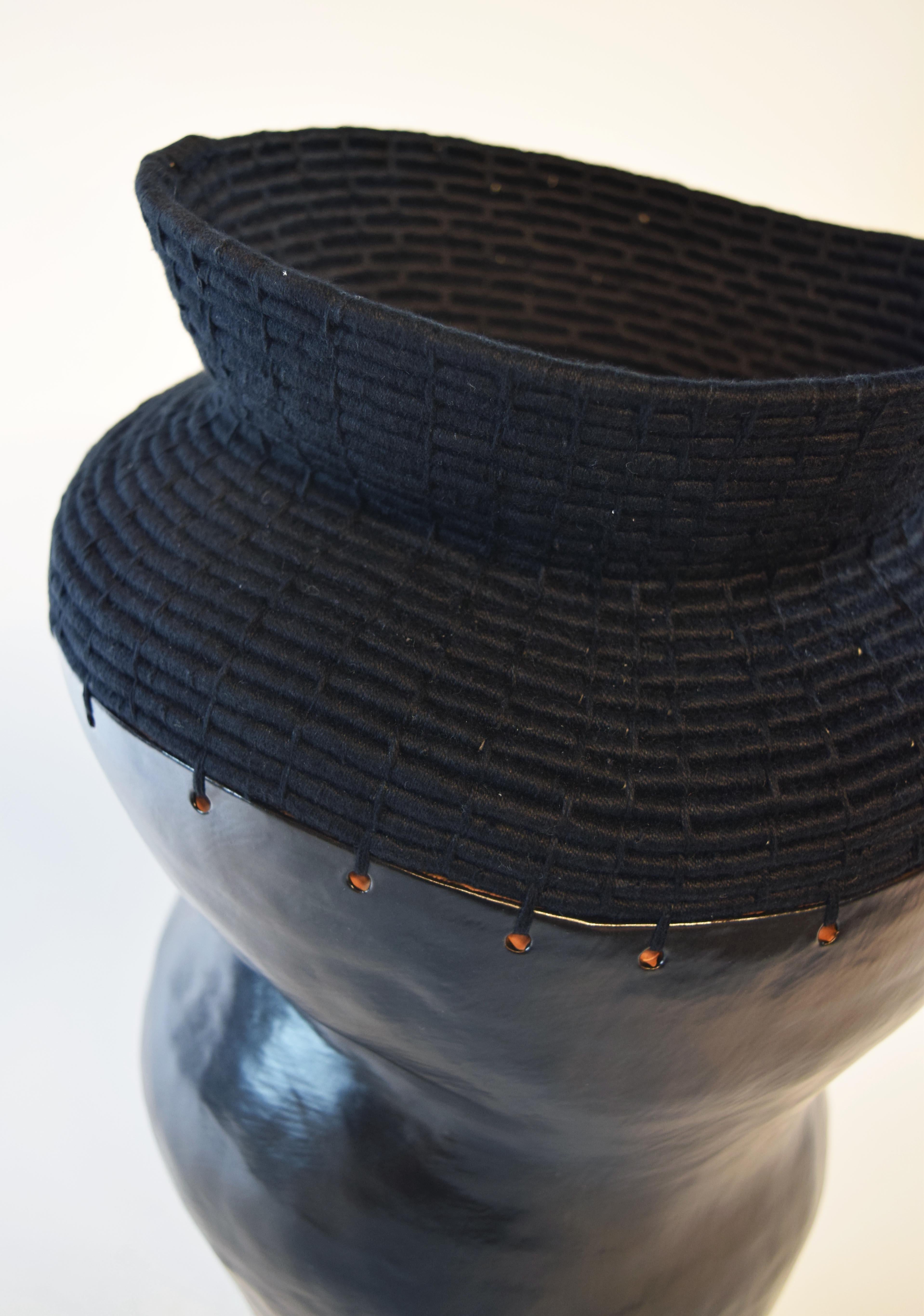 Einzigartiges Keramik- und gewebtes Fasergefäß #762, schwarze satinierte Glasur, schwarze Baumwolle, schwarze Baumwolle (Handgefertigt) im Angebot