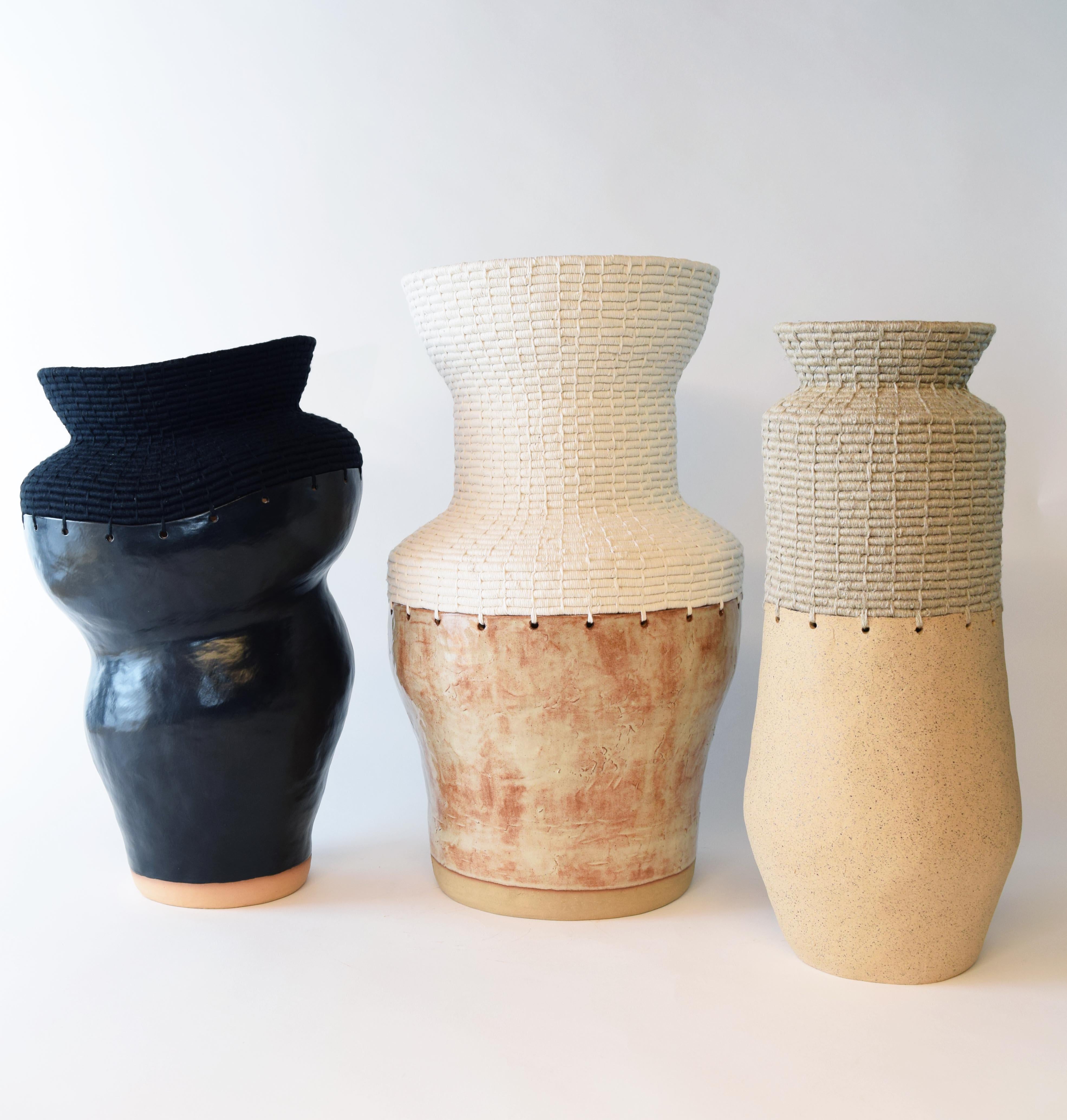 Vase unique en céramique et fibre tissée #762, glaçure noire satinée, coton noir Neuf - En vente à Proctorsville, VT
