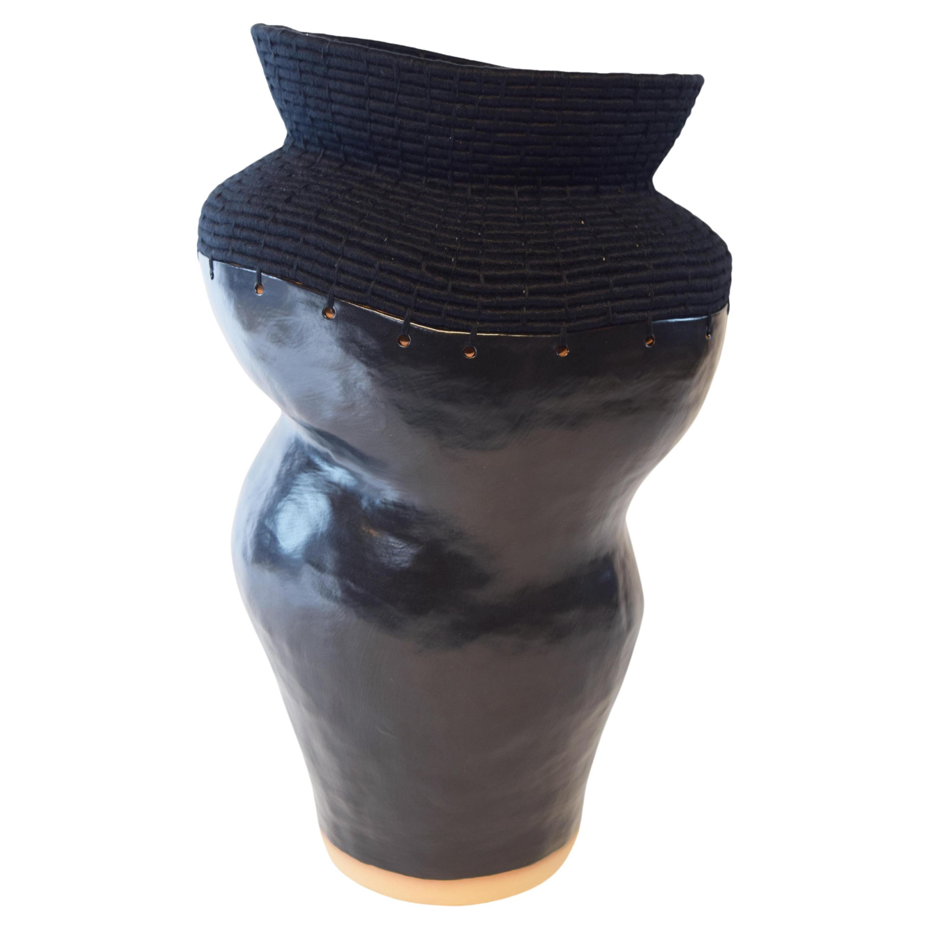 Einzigartiges Keramik- und gewebtes Fasergefäß #762, schwarze satinierte Glasur, schwarze Baumwolle, schwarze Baumwolle im Angebot