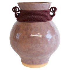 Vaso unico in ceramica e fibra intrecciata #818, smalto bordeaux e dettagli in cotone