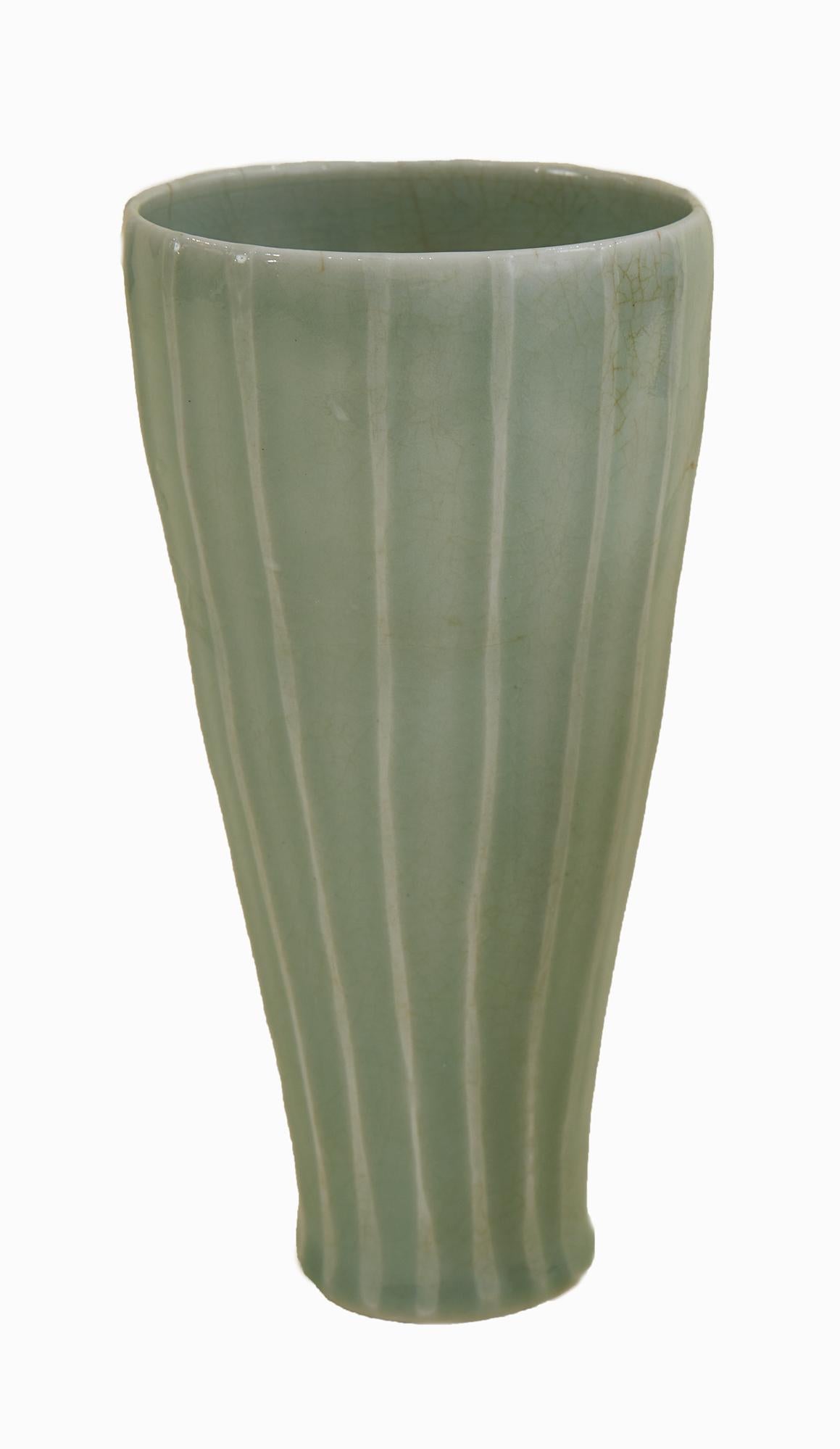 Si tratta di vasi unici in ceramica mista di origine sconosciuta. Entrambi sono modellati a mano e asimmetrici, con dettagli e linee delicate. Uno è un verde schiuma di mare smaltato con strisce pastello e una sottile finitura crepla. L'altro è blu