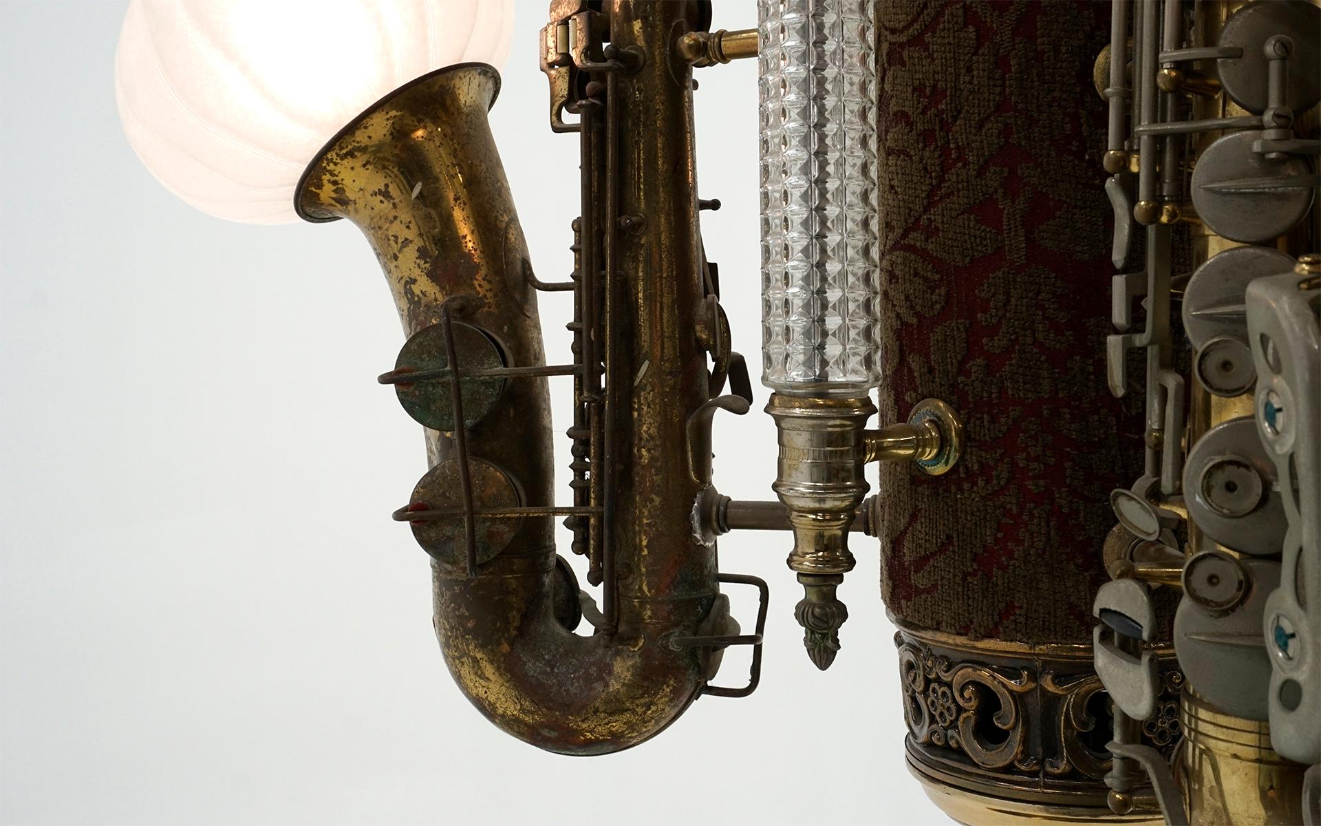 Einzigartiger Kronleuchter aus echtem Messing, Saxophonen und deutschem Glas im Angebot 4