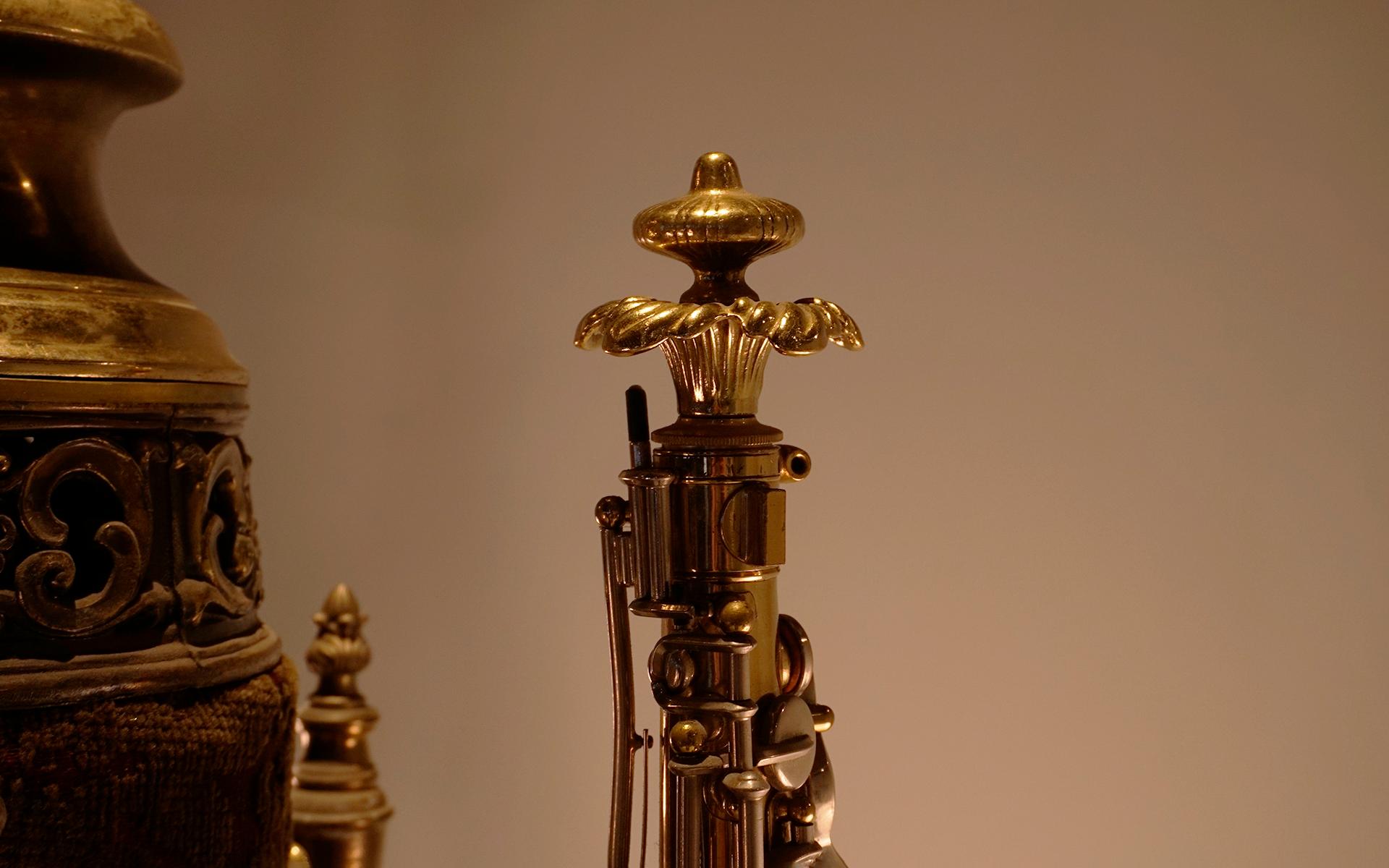 Einzigartiger Kronleuchter aus echtem Messing, Saxophonen und deutschem Glas (Ende des 20. Jahrhunderts) im Angebot