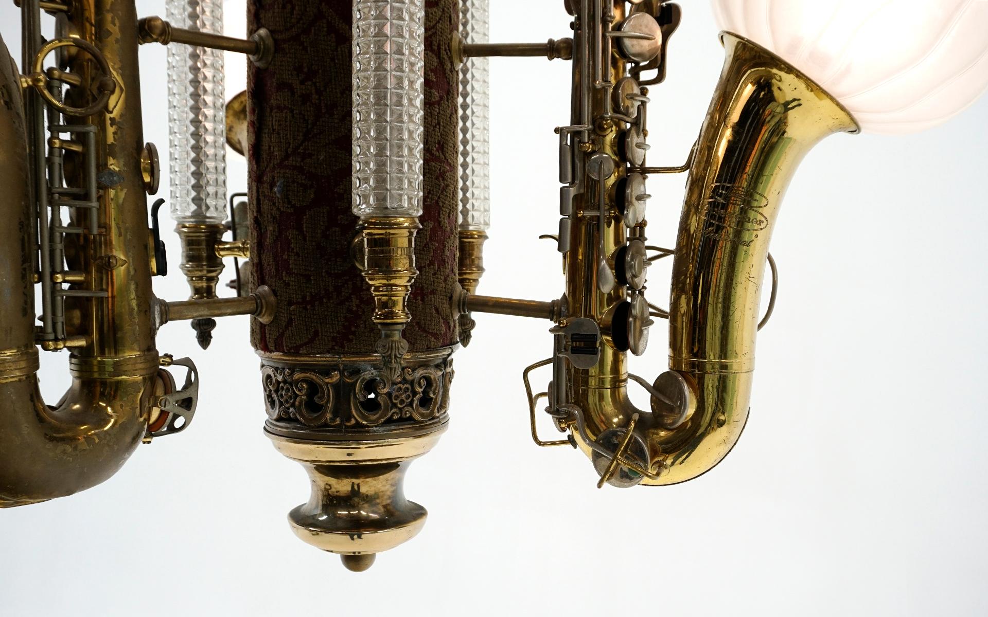 Einzigartiger Kronleuchter aus echtem Messing, Saxophonen und deutschem Glas im Angebot 3