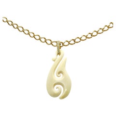 Unique en son genre Classic Sailors Hook en os sculpté sur pendentif 18K et diamants