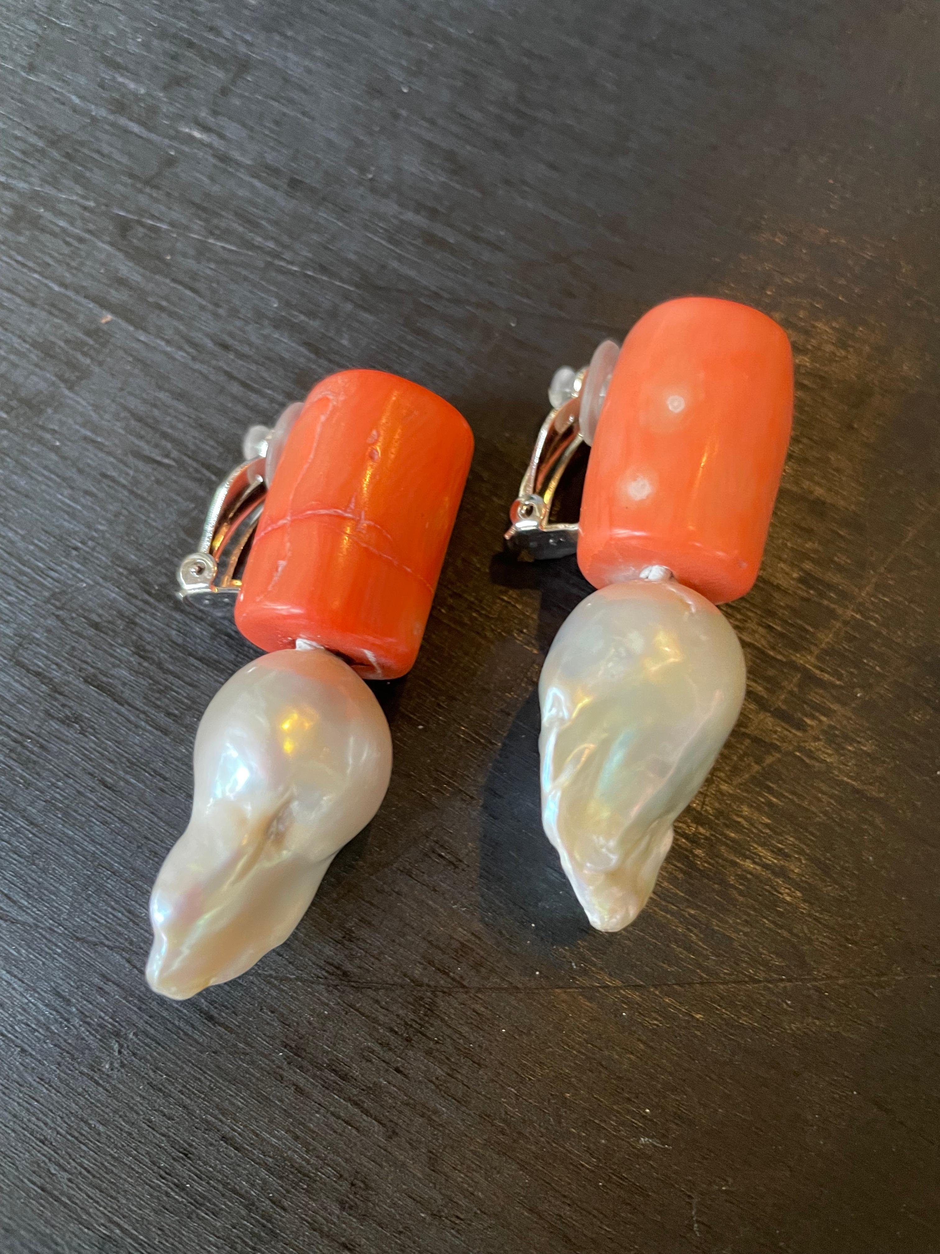 One-of-a-kind Clip-on Earrings in Coral and Pearls from the Danish Brand Monies In New Condition In PARIS, FR
