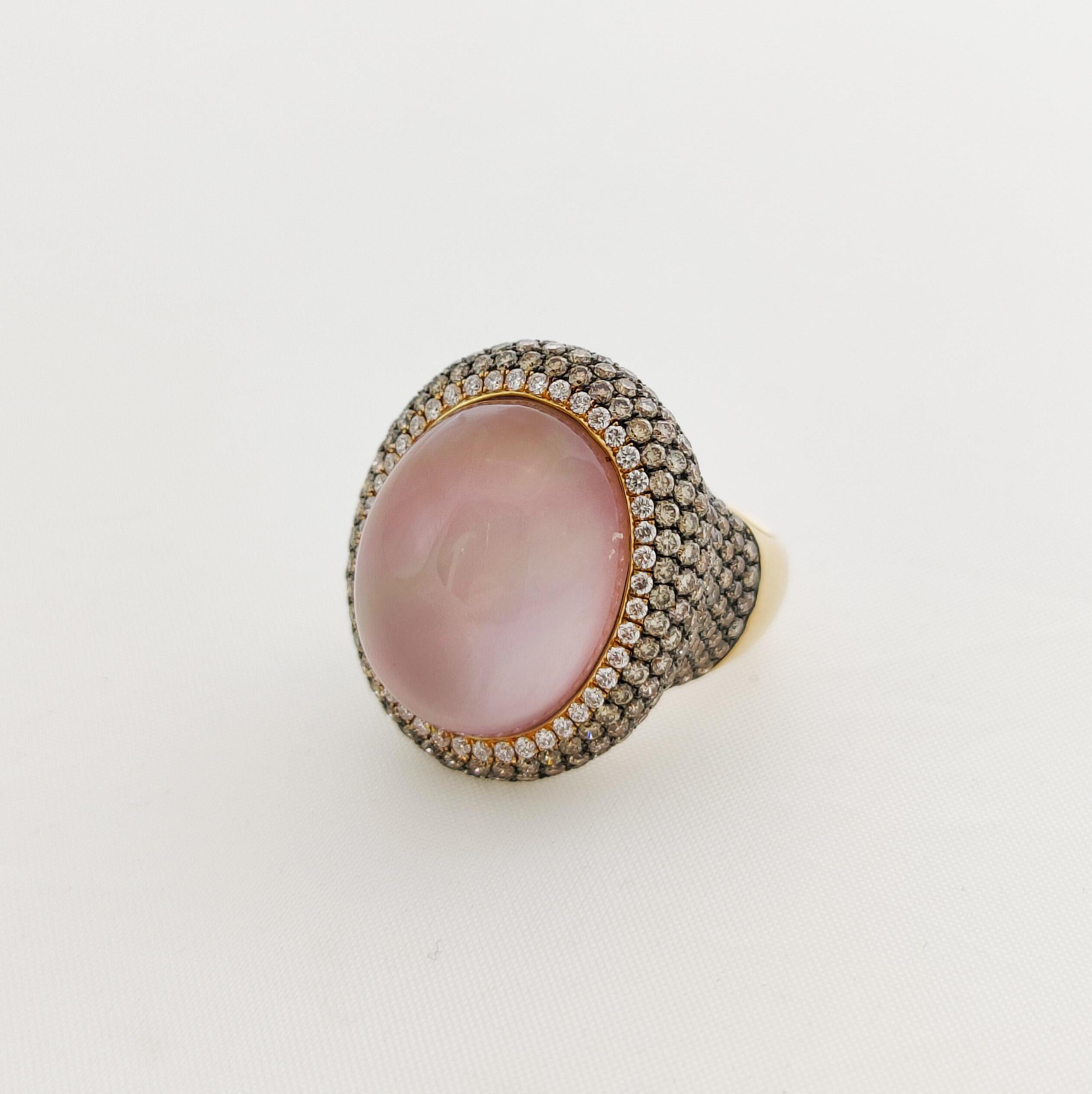 Modern One-of-a-kind cocktail ring in 18 karat pink gold with rose quartz and diamonds For Sale
