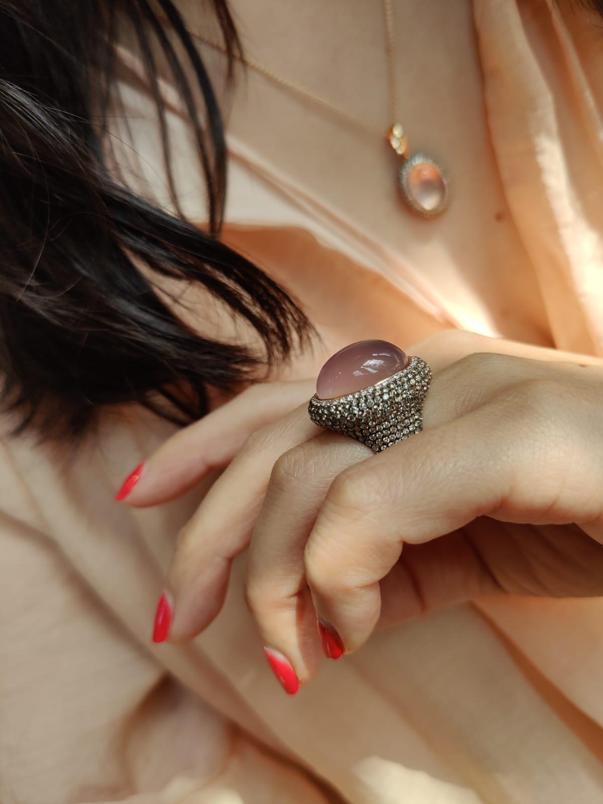 Modern One-of-a-kind cocktail ring in 18 karat pink gold with rose quartz and diamonds For Sale