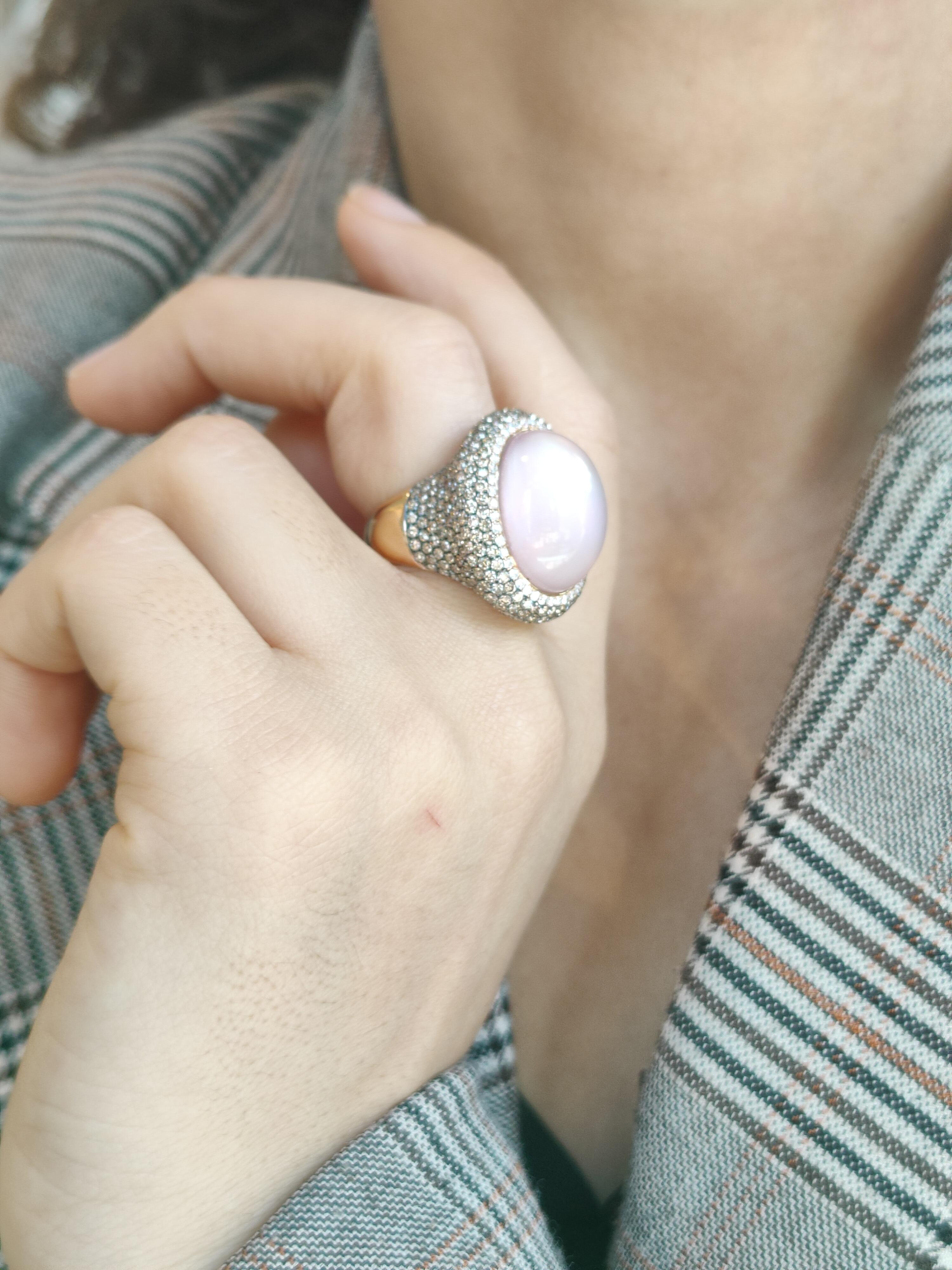 Cabochon One-of-a-kind cocktail ring in 18 karat pink gold with rose quartz and diamonds For Sale