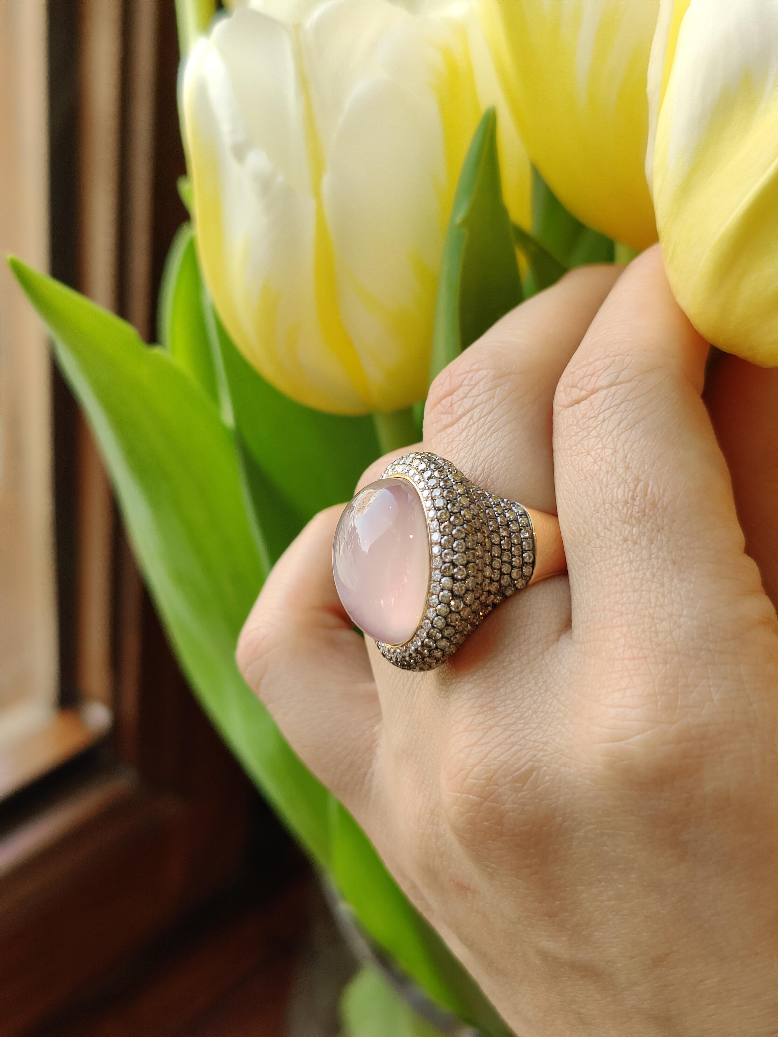 One-of-a-kind cocktail ring in 18 karat pink gold with rose quartz and diamonds In New Condition For Sale In Amsterdam, NL
