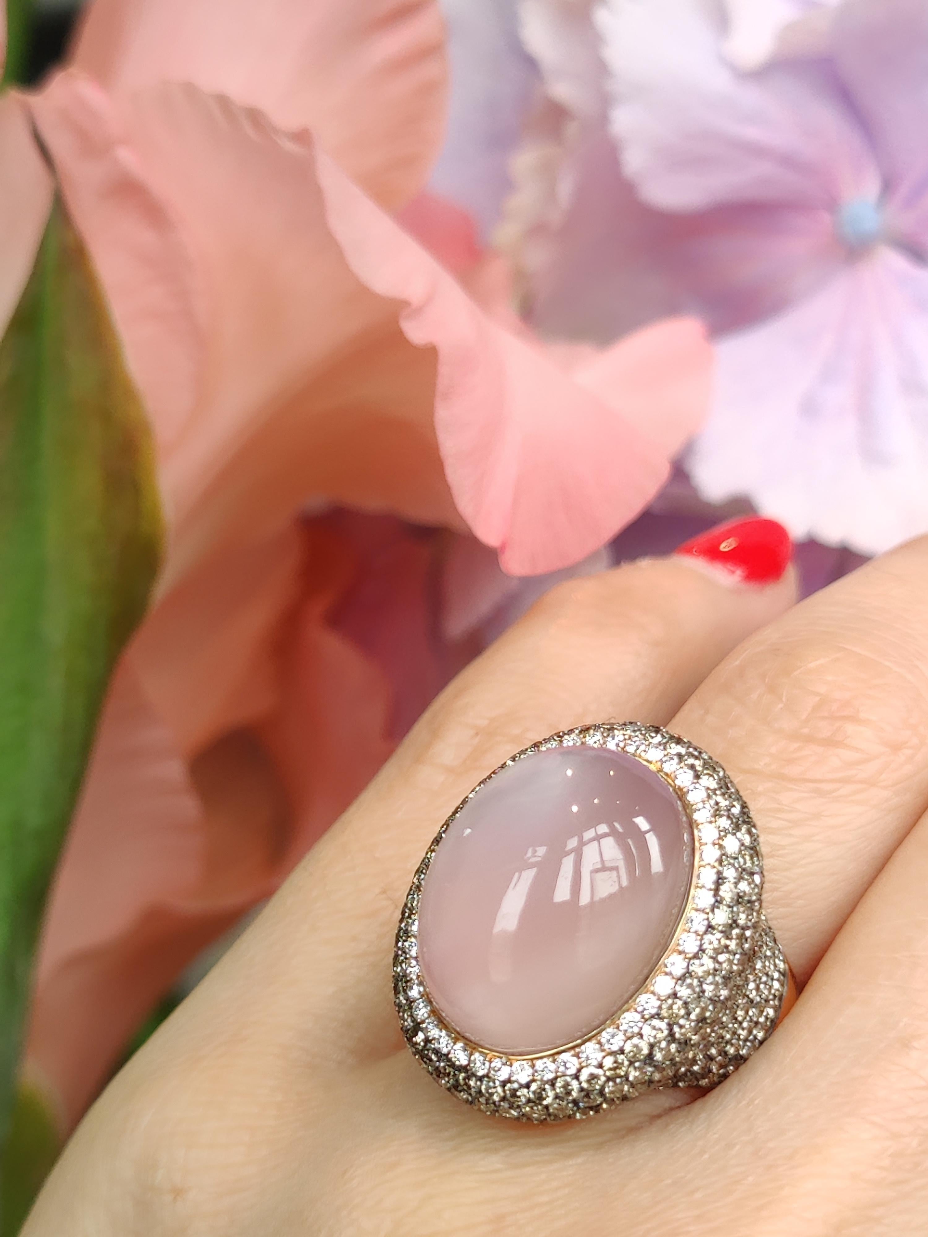 Women's One-of-a-kind cocktail ring in 18 karat pink gold with rose quartz and diamonds For Sale