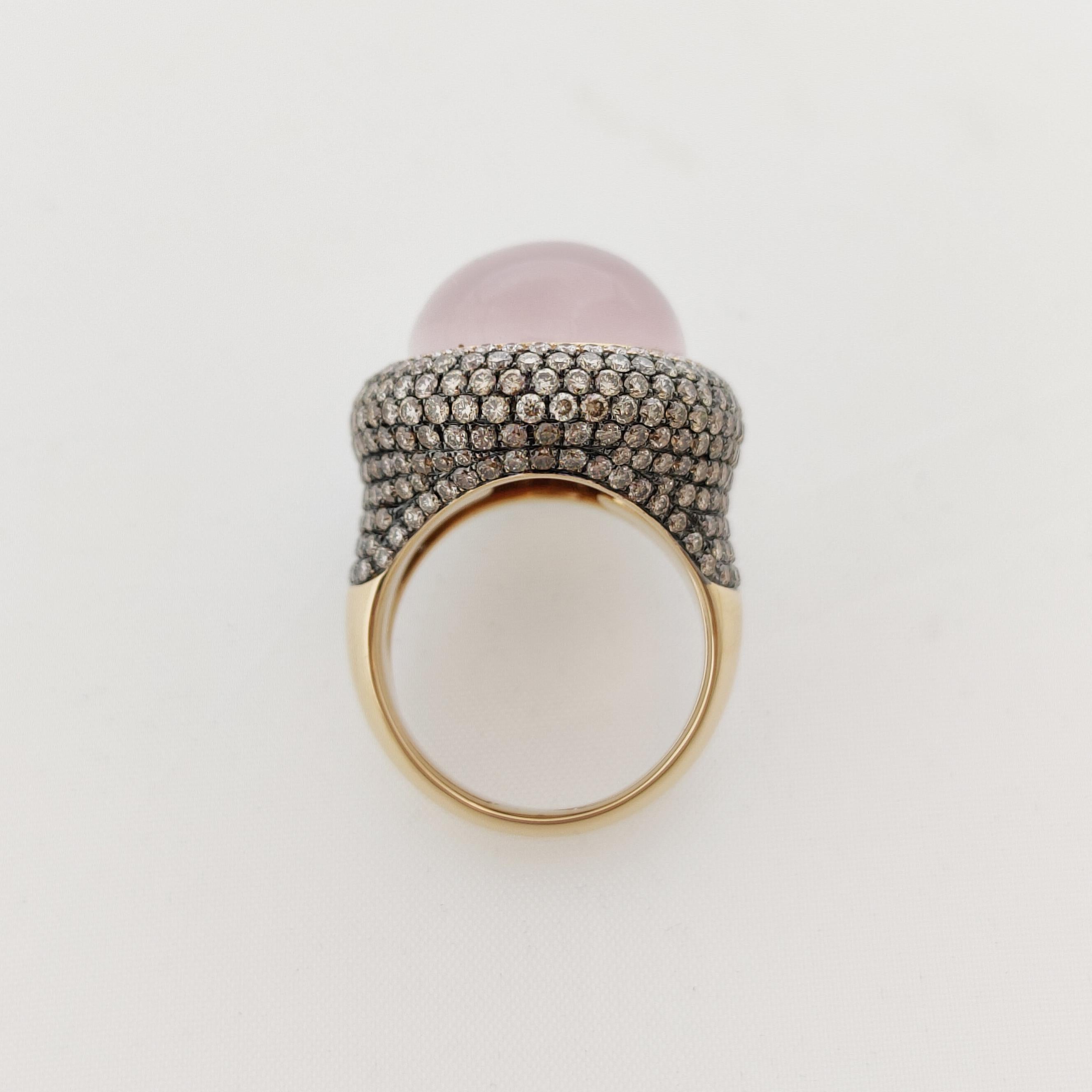 Women's One-of-a-kind cocktail ring in 18 karat pink gold with rose quartz and diamonds For Sale