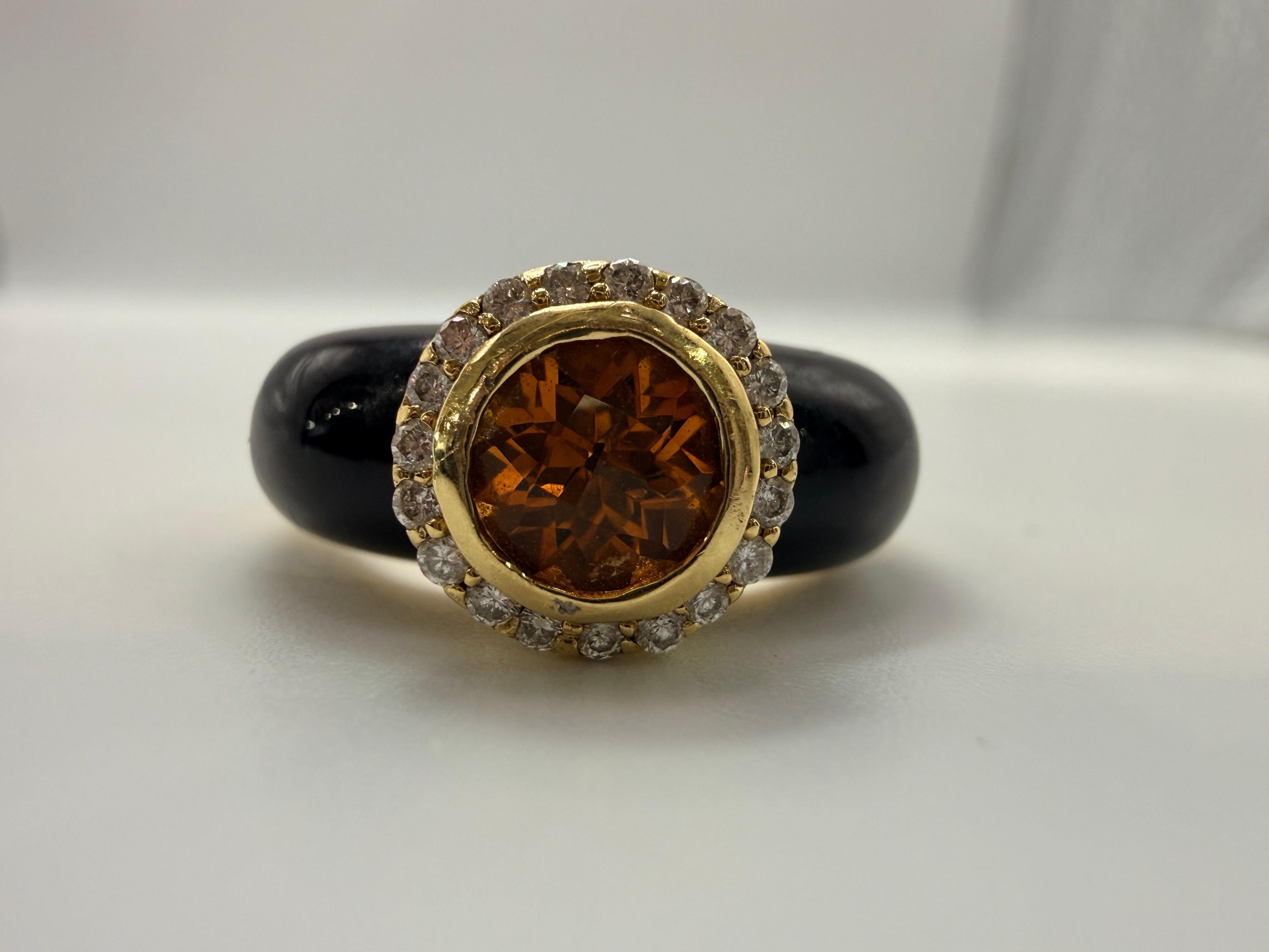 Un anello di diamanti citrino cognac unico nel suo genere con smalto nero, il cognac si riferisce al ricco colore arancione del citrino. Il citrino è di 0,71 carati, i diamanti sono di 0,20 carati con purezza VS -SI e colore F-G, incredibile