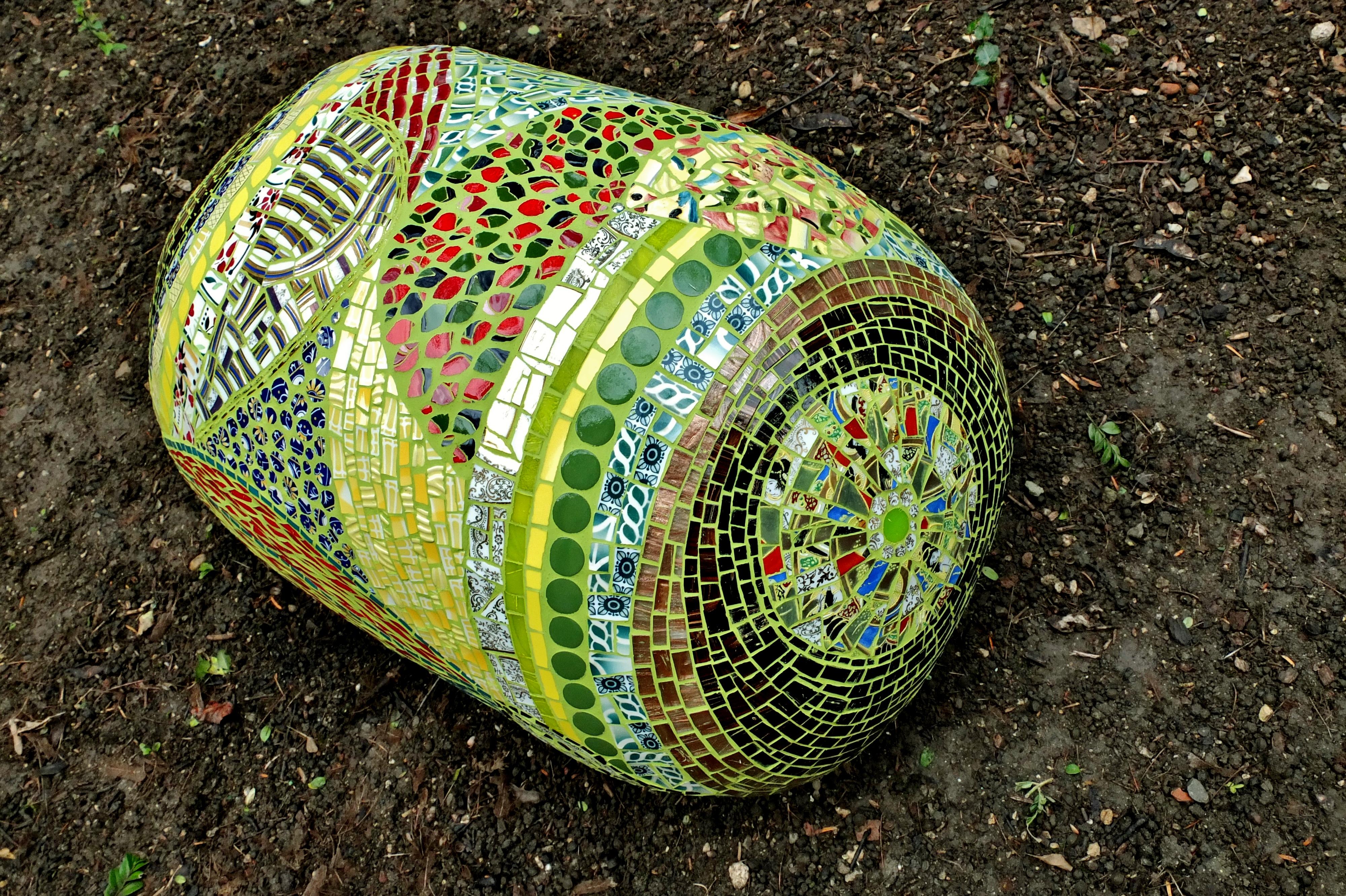 Puf otomano de mosaico único en su género, creado a partir de un pequeño original vintage personalizado cubierto de fragmentos de cerámica, platos de porcelana, espejos, cristal, etc. Todos estos materiales diferentes se juntan y se cortan a mano