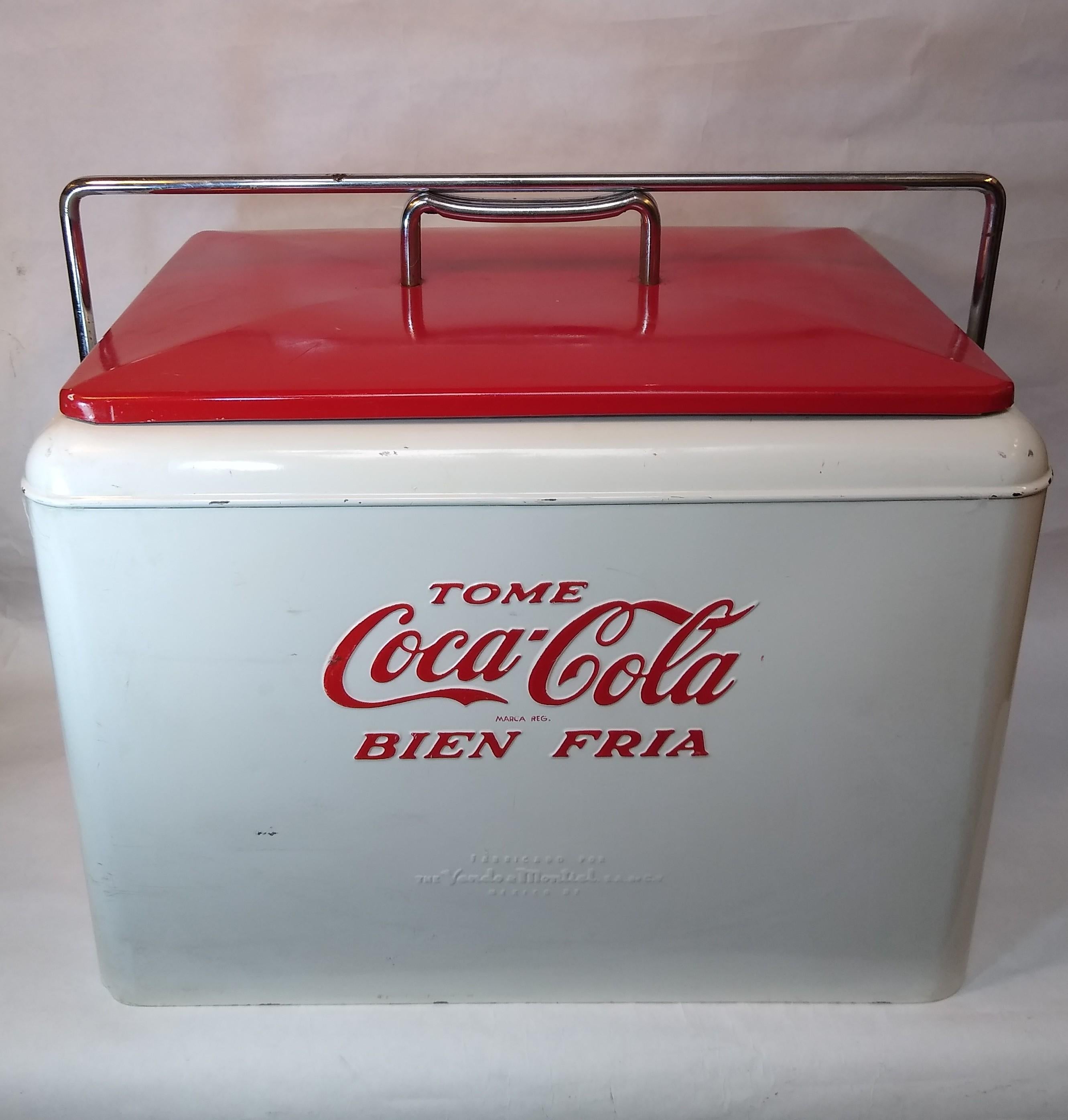 Il s'agit d'un magnifique et rare refroidisseur en métal pour les bouteilles de Coca-Cola datant des années 1950. (Il a été fabriqué au Mexique par The Vendo & Montiel Co. (embossé sur de nombreuses faces), une joint-venture entre la 