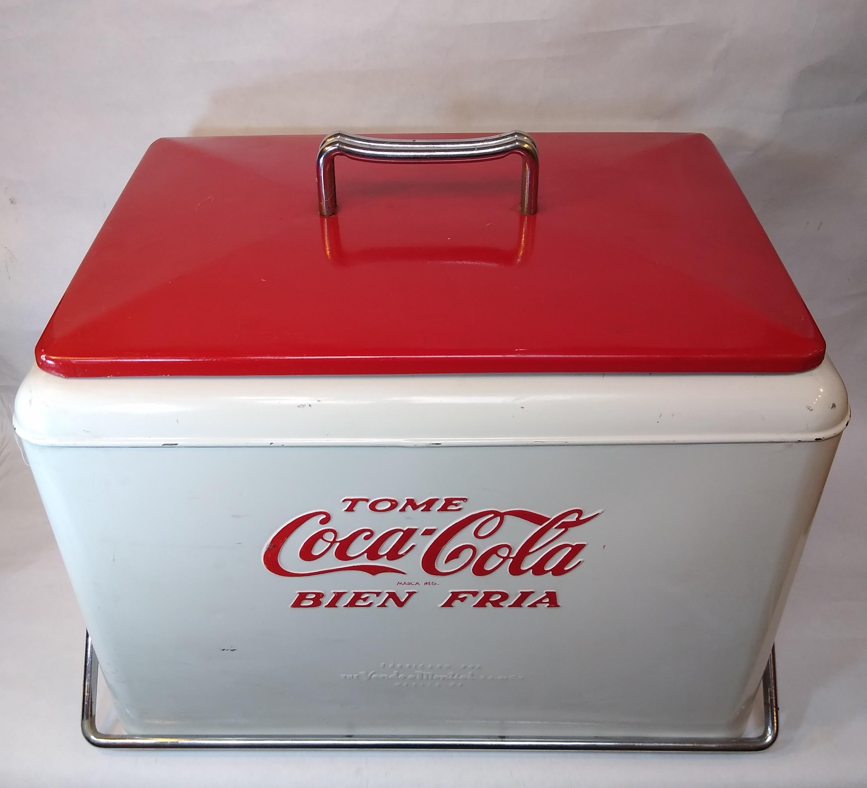 Style international Glacière Coca-Cola unique en son genre, datant des années 50. En blanc et rouge. en vente