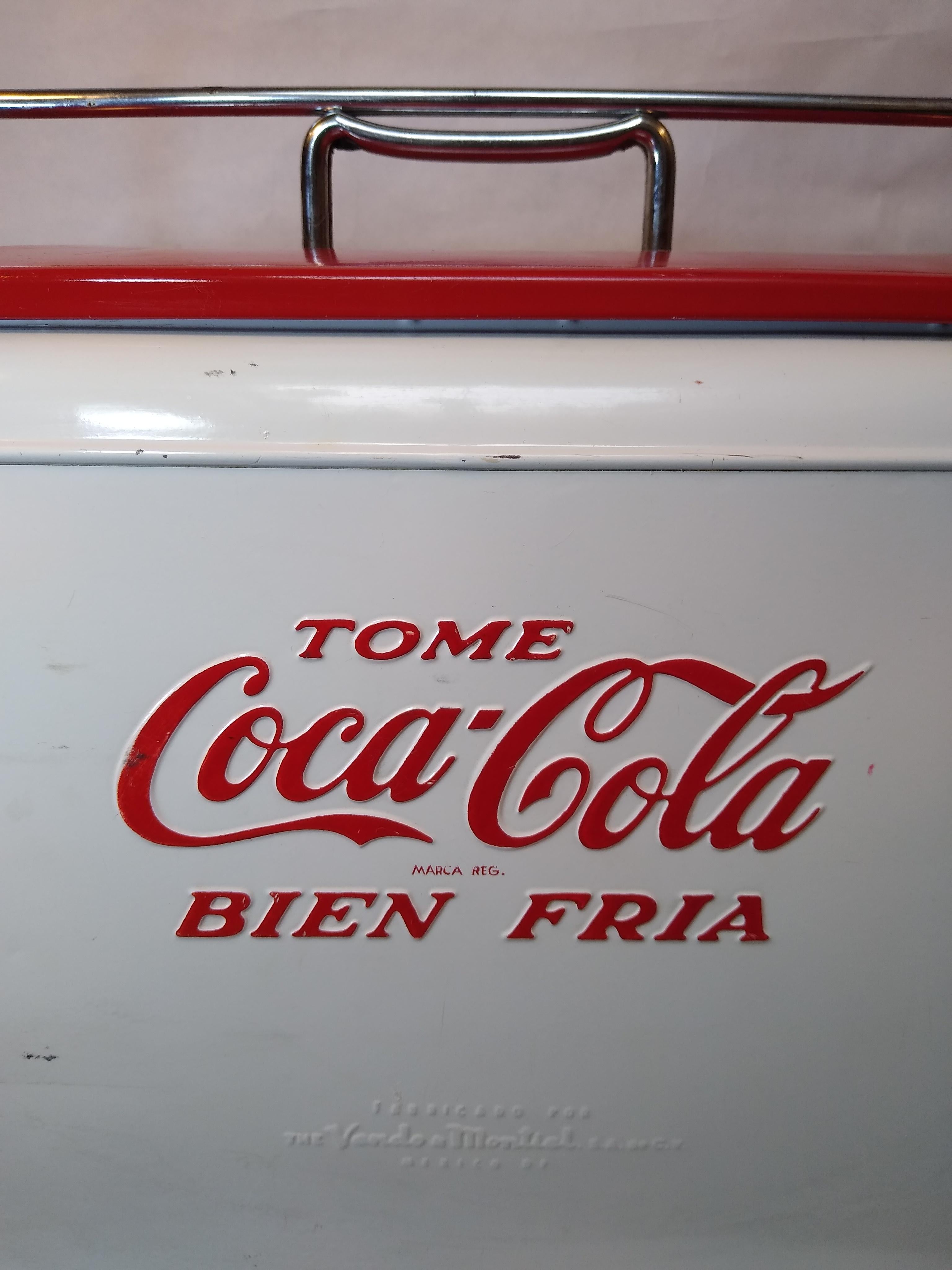 Mexicain Glacière Coca-Cola unique en son genre, datant des années 50. En blanc et rouge. en vente