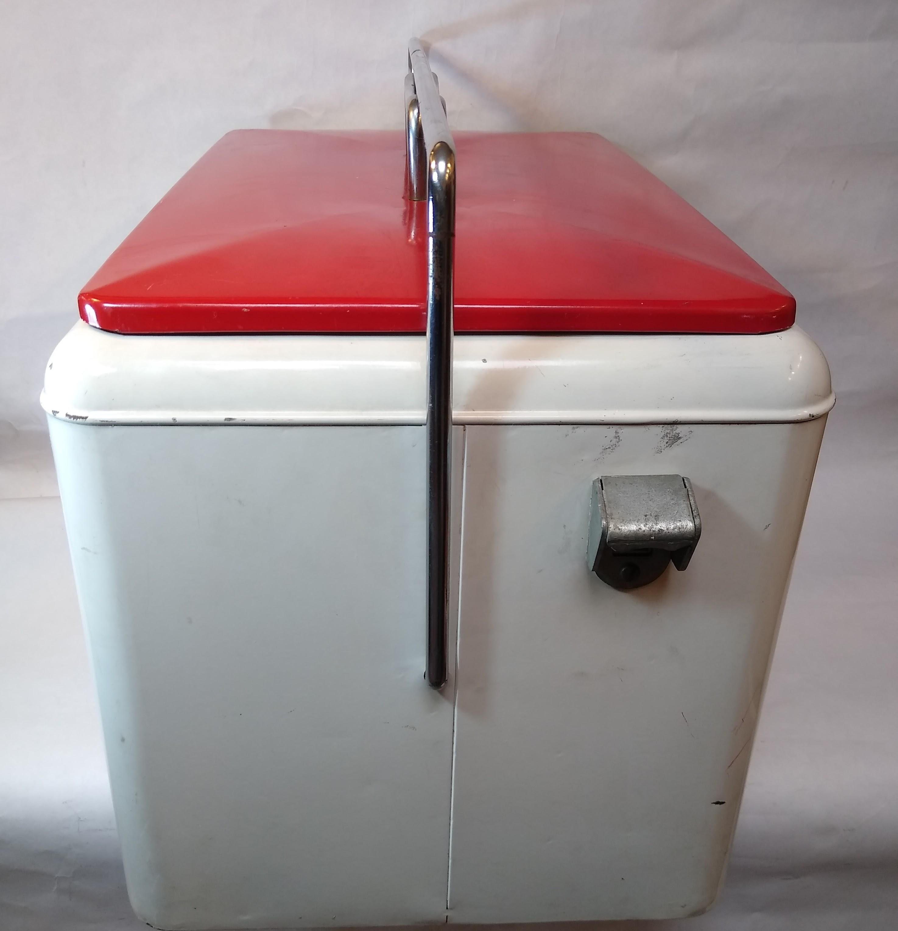 Embossé Glacière Coca-Cola unique en son genre, datant des années 50. En blanc et rouge. en vente