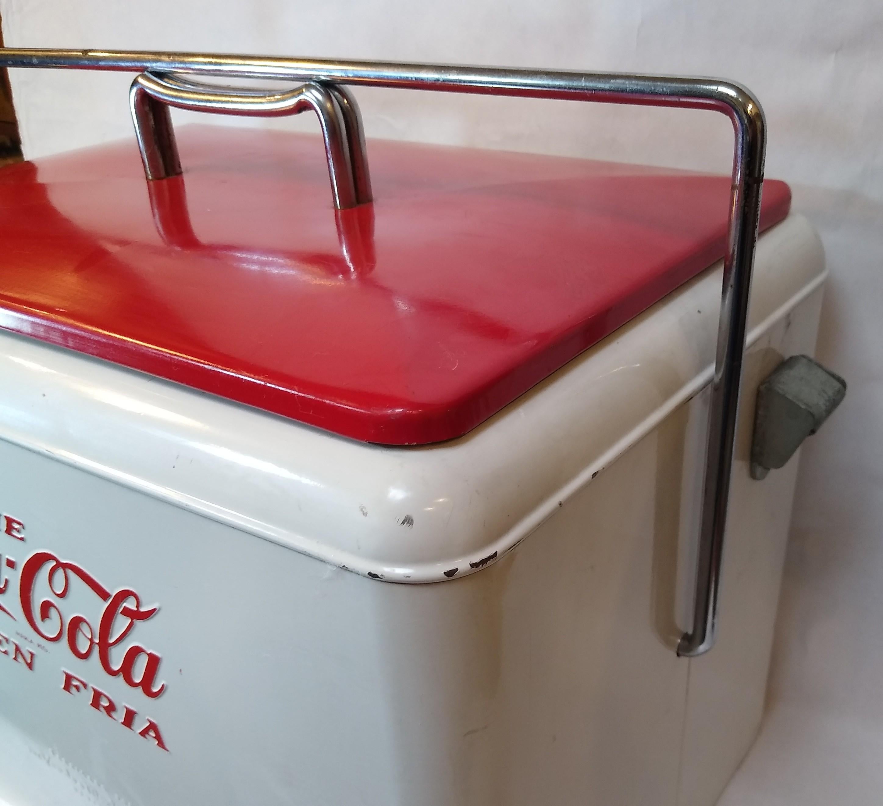 Glacière Coca-Cola unique en son genre, datant des années 50. En blanc et rouge. Bon état - En vente à Mexico, DF