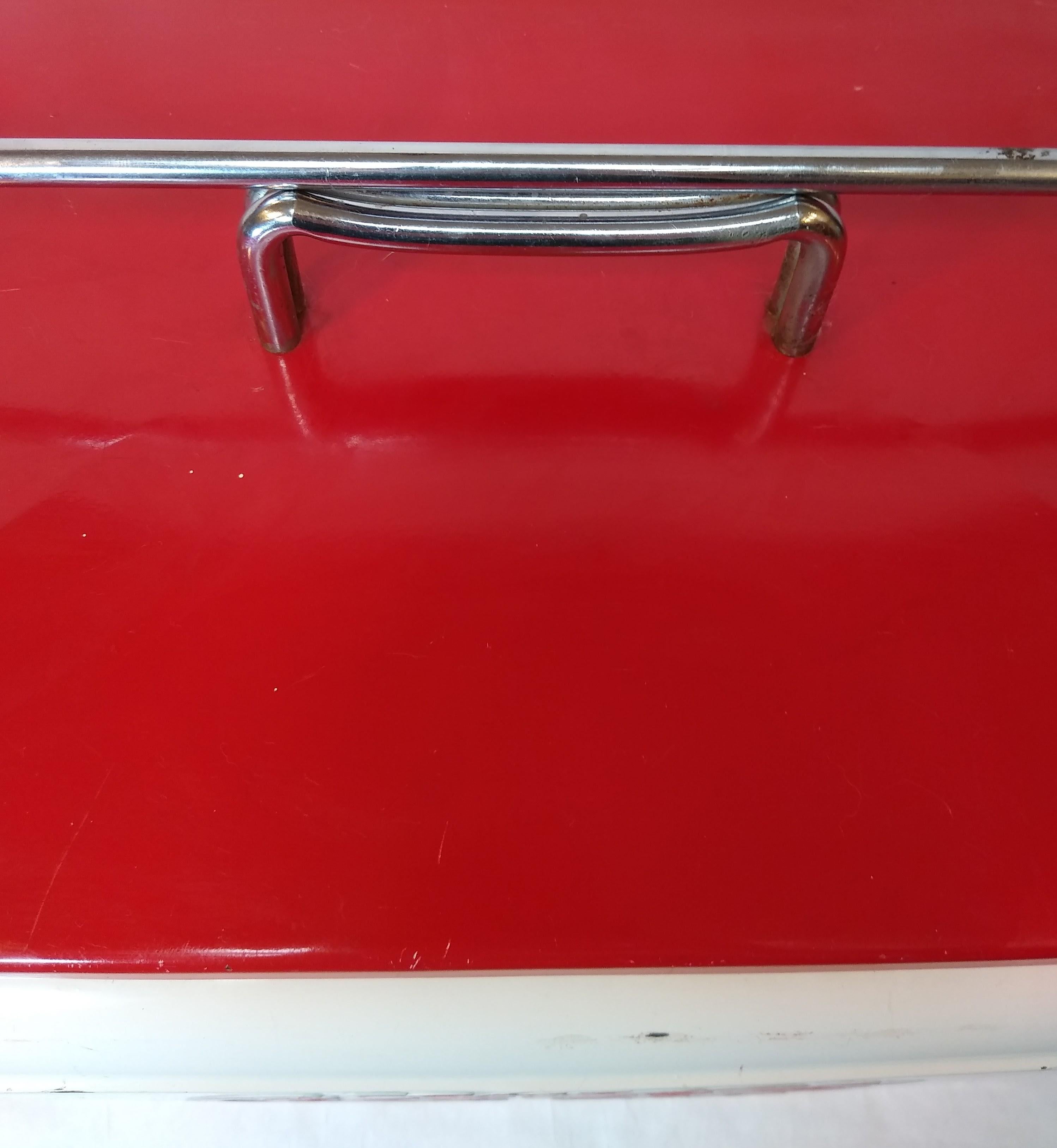 Milieu du XXe siècle Glacière Coca-Cola unique en son genre, datant des années 50. En blanc et rouge. en vente