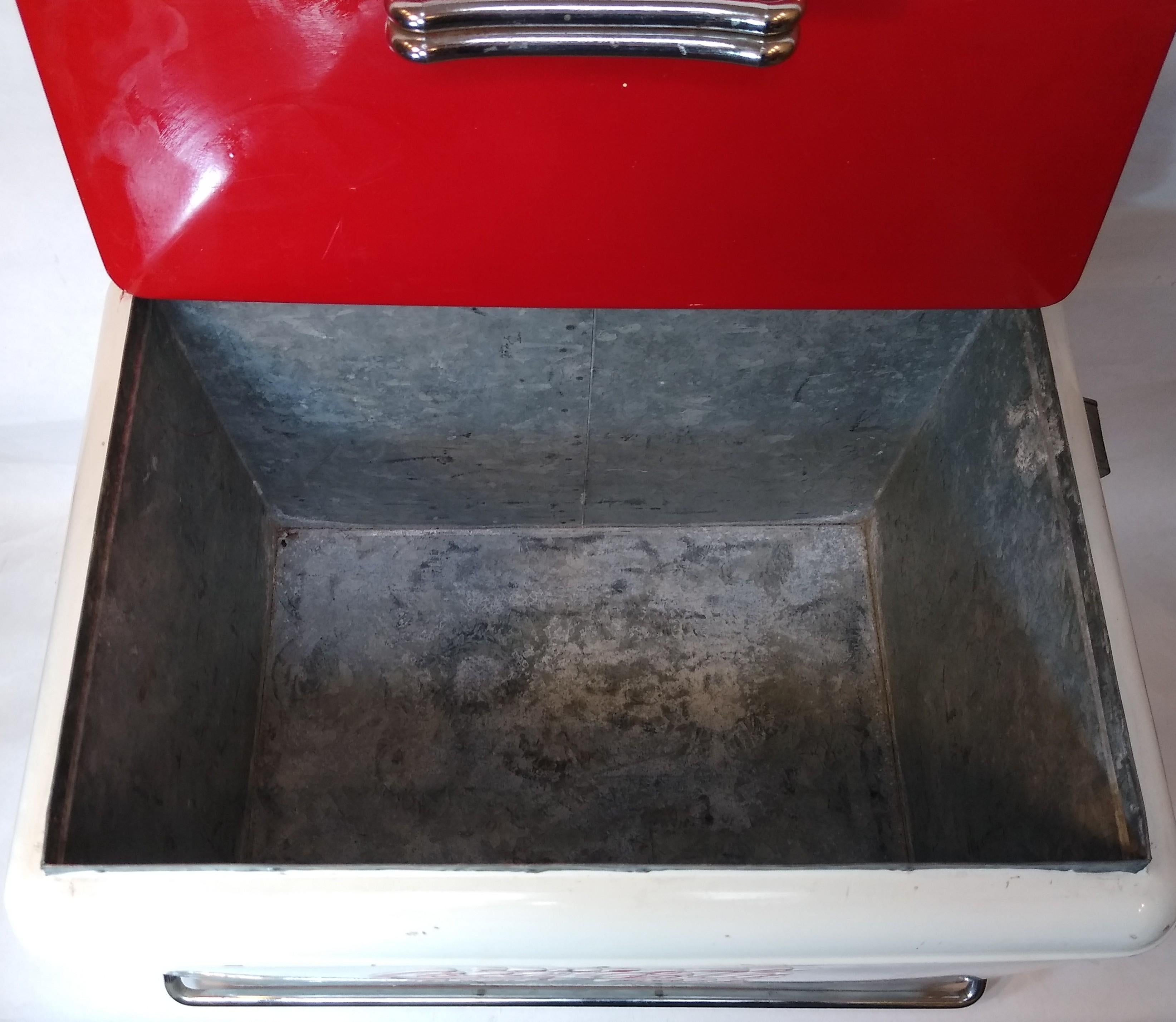 Chrome Glacière Coca-Cola unique en son genre, datant des années 50. En blanc et rouge. en vente