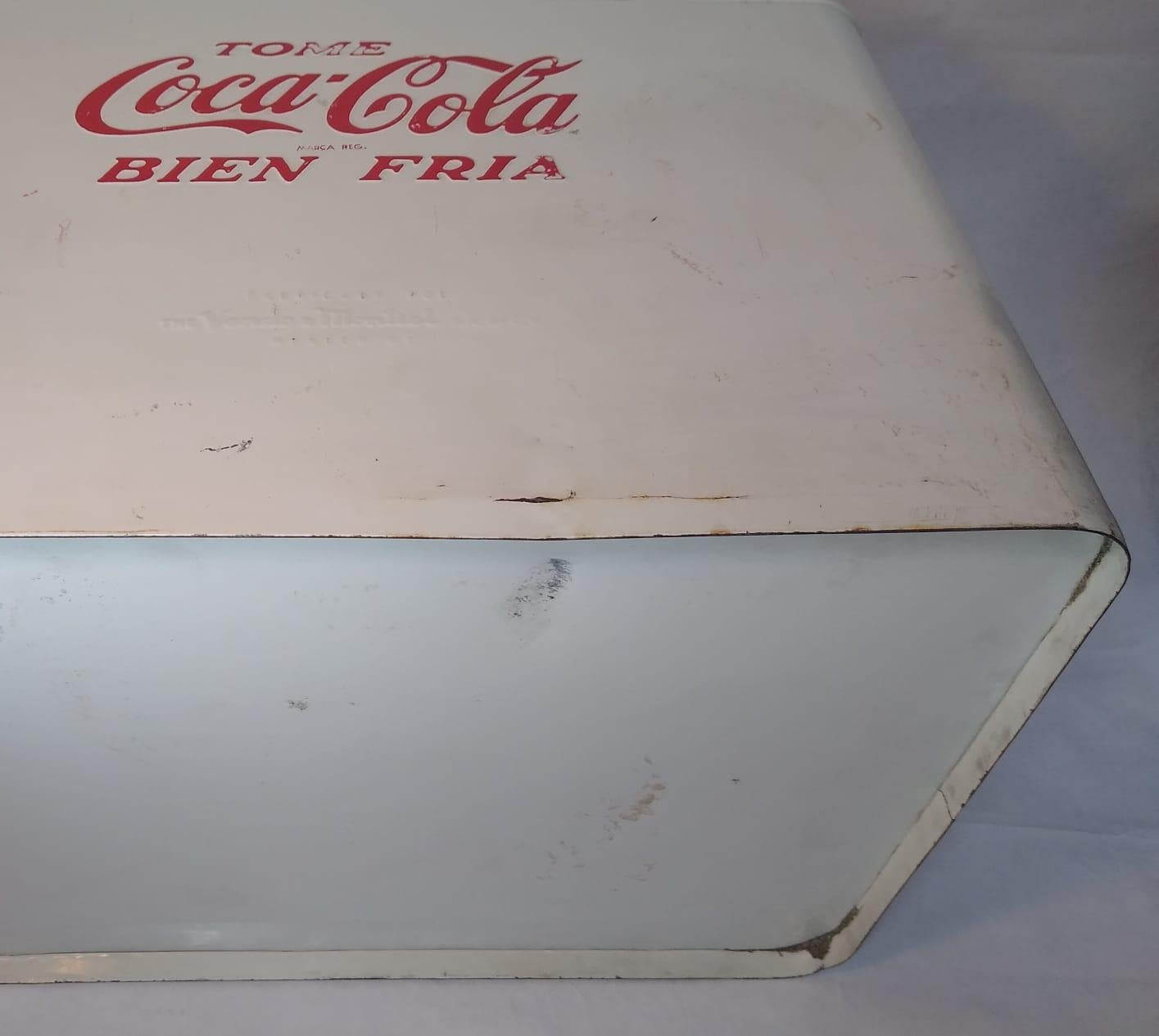 Glacière Coca-Cola unique en son genre, datant des années 50. En blanc et rouge. en vente 1