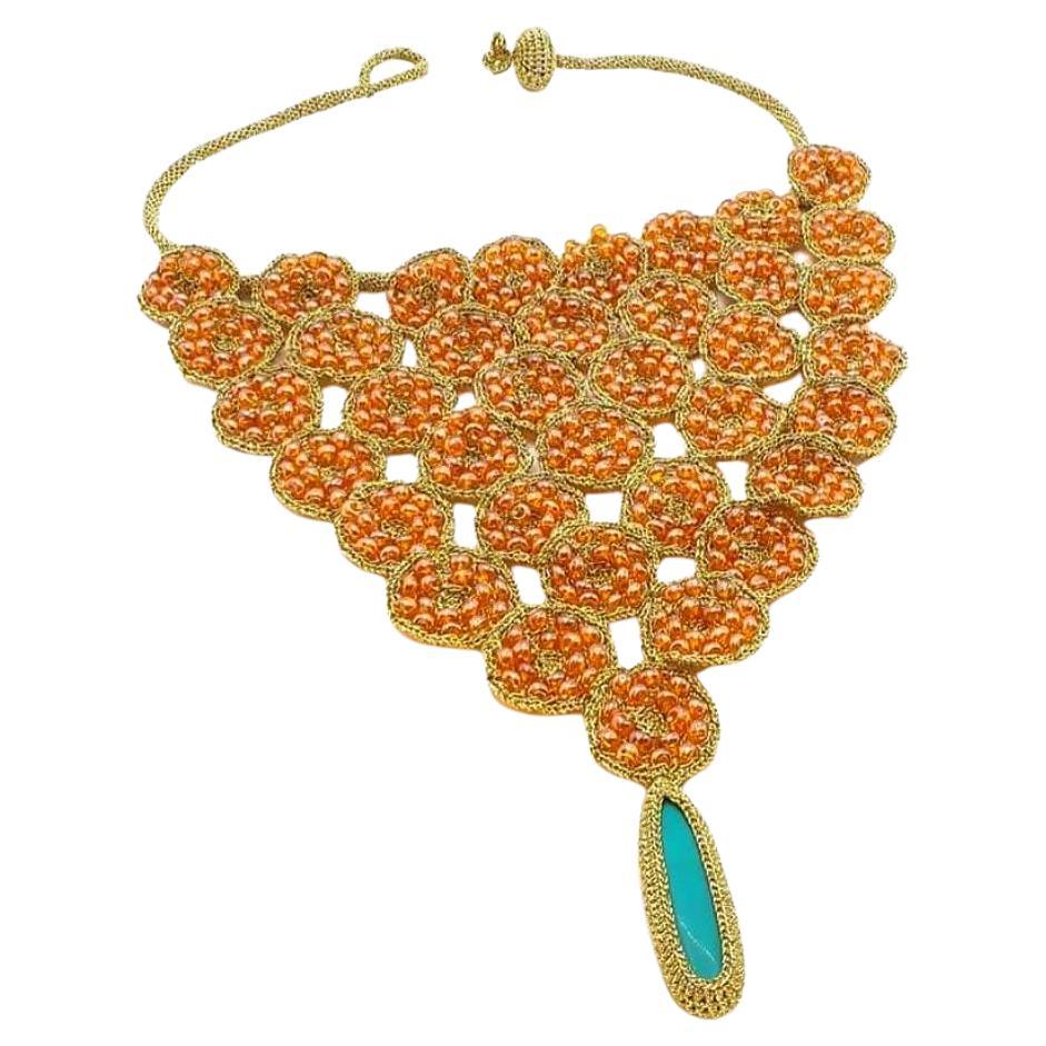 Einzigartige gehäkelte goldene Faden-Halskette mit orangefarbenen Glasperlen Howlite